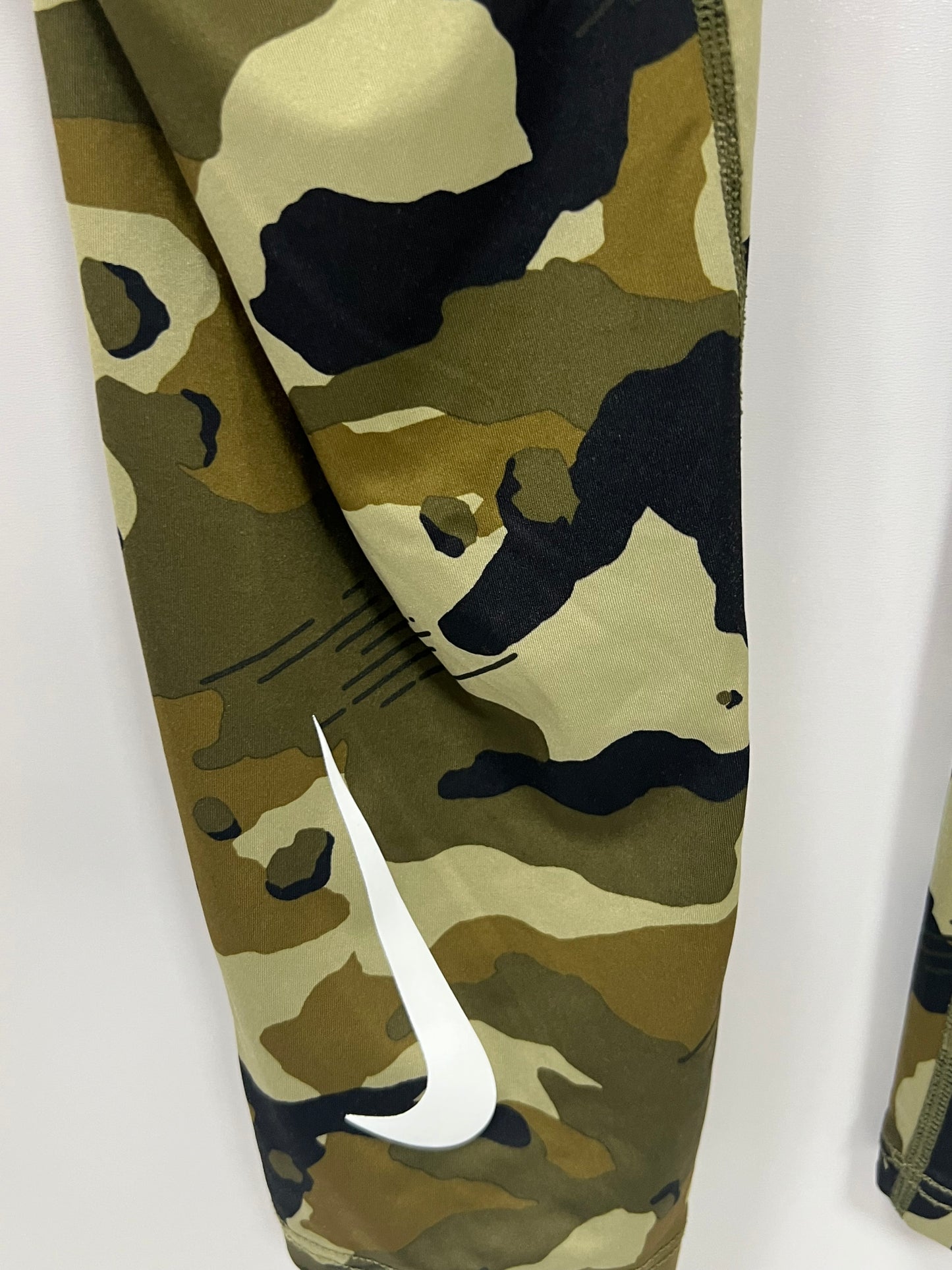 Malla de entrenamiento licra Nike ✔️ Pro HyperCool de 3/4 de largo para hombre De camuflaje en Color verde oliva y negro Talla M