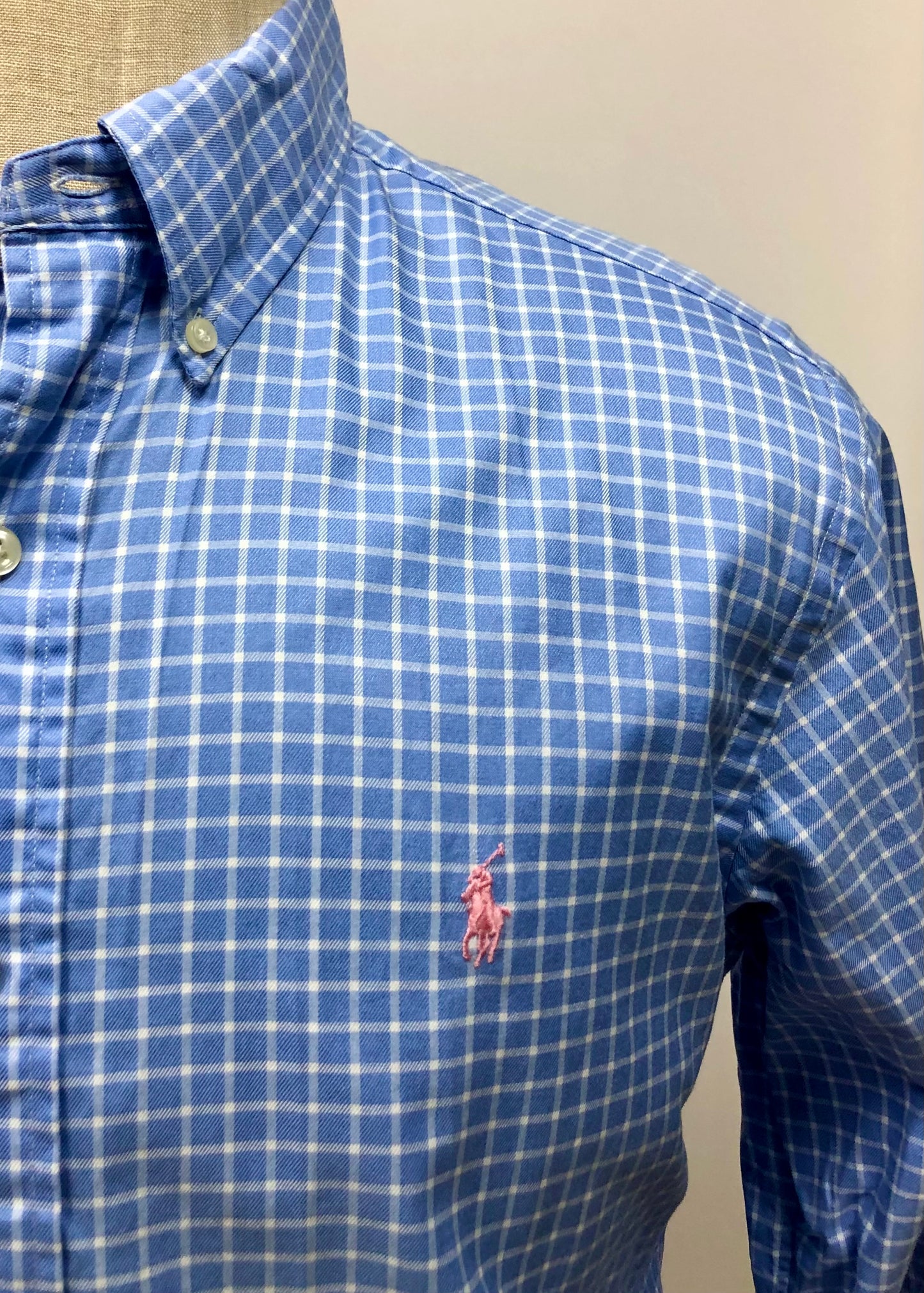 Camisa Polo Ralph Lauren 🏇🏼 color Celeste con patron de cuadros en blanco Talla L Entalle Clásico