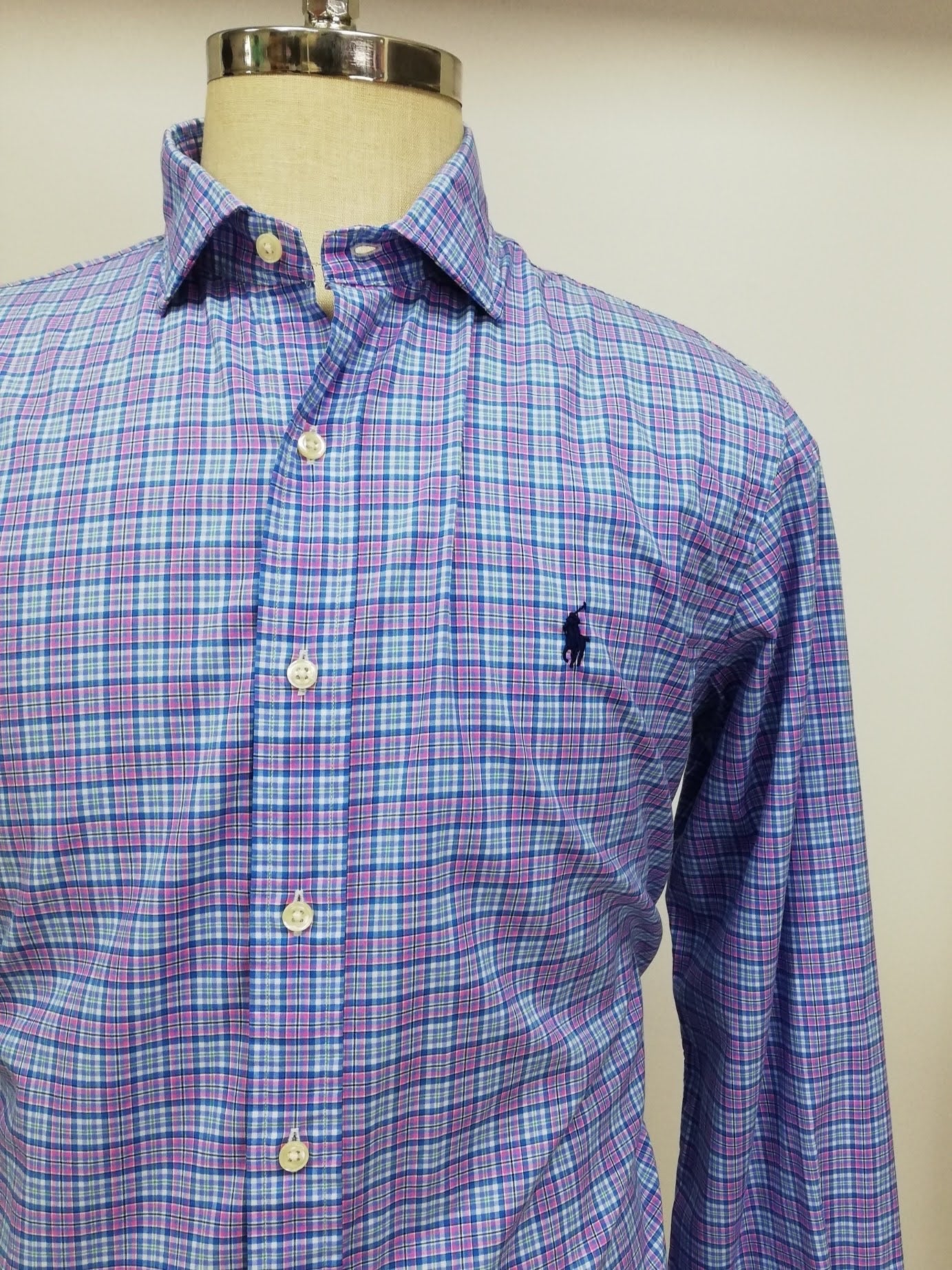 Camisa Polo Ralph Lauren 🏇🏼 con patrón de cuadros rosado, azul y celeste Talla L Entalle Regular