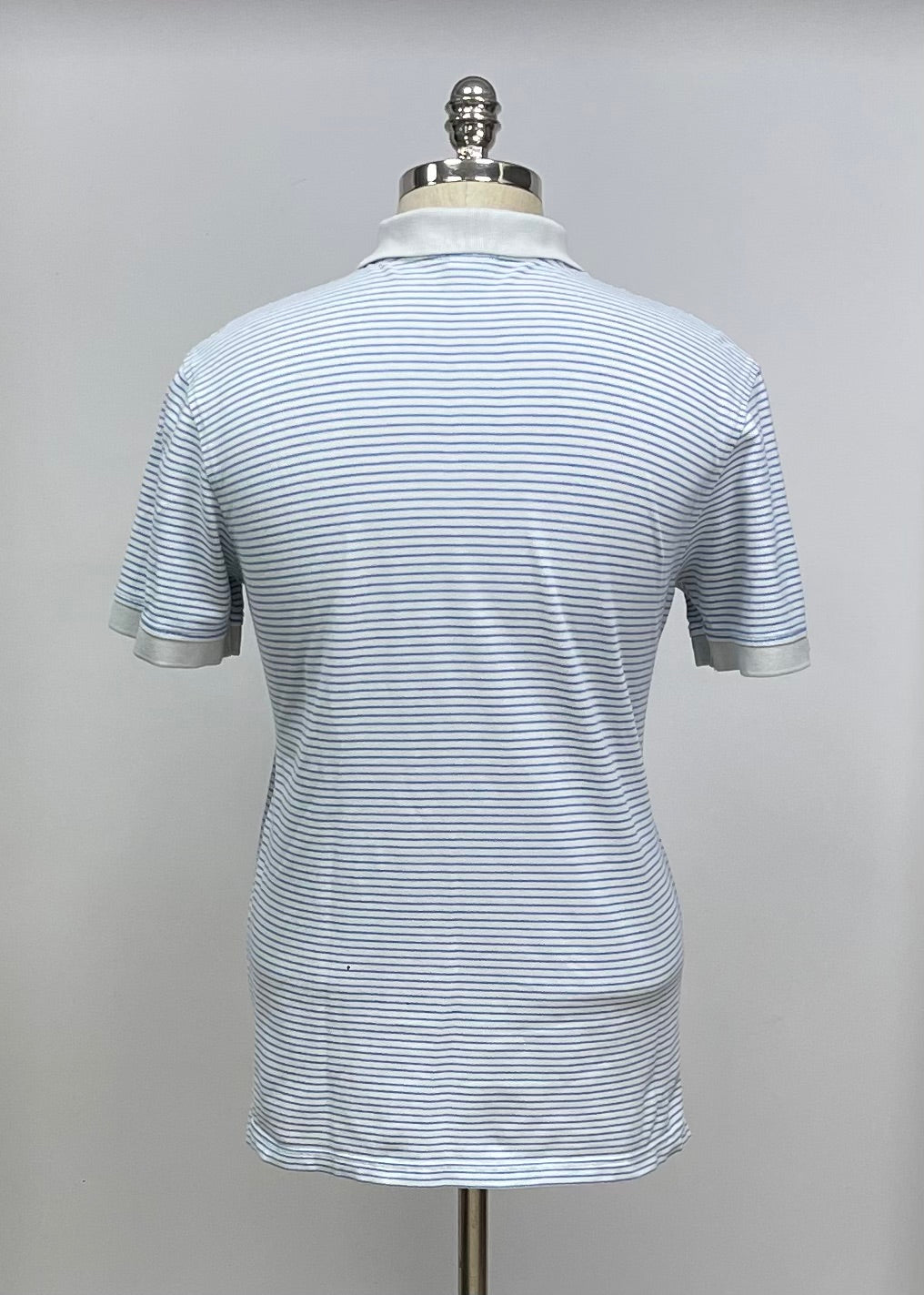 Camiseta Polo Brooks Brothers 🐑 color blanco con patrón de rayas en color celeste Talla L Entalle Regular