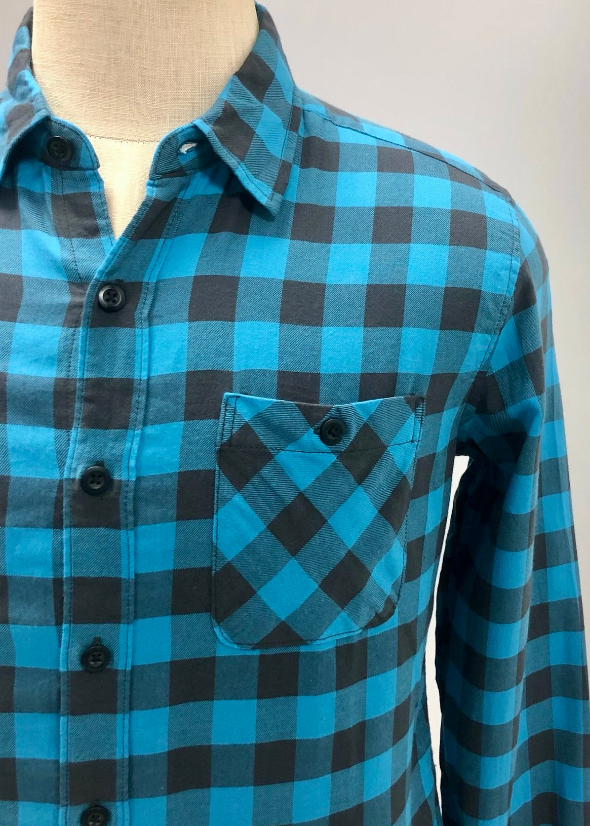 Camisa de botones American Eagle 🦅 de cuadros en color turquesa y negro Talla S Entalle Clásico