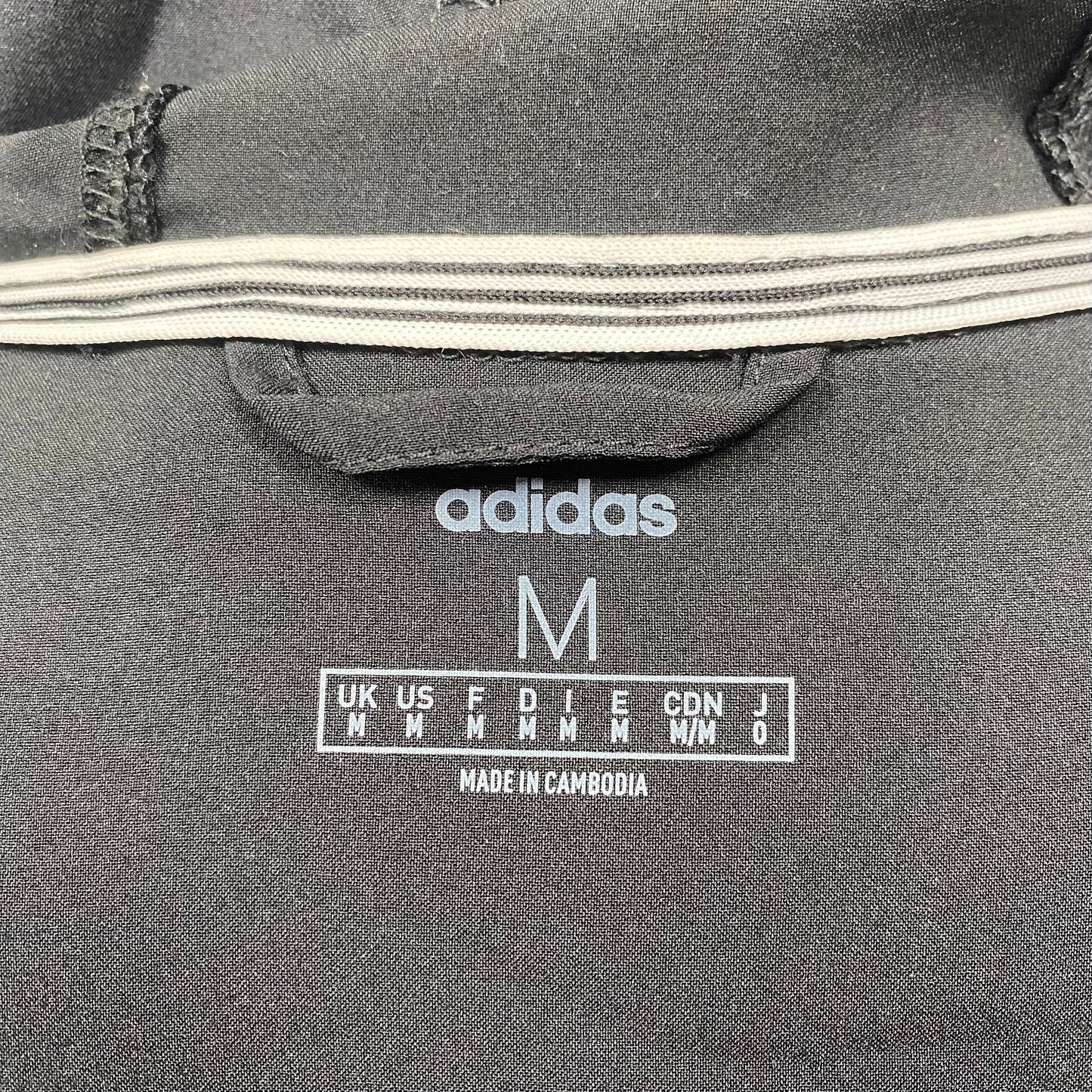 Jacket Adidas 🏃🏻‍♂️ color negro con rayas en blanco con zíper completo y logo en color blanco Talla M