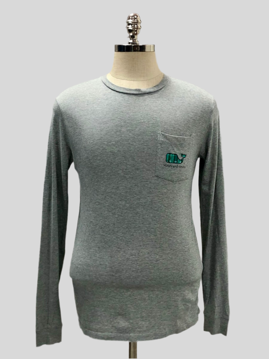 Camiseta cuello redondo Vineyard Vines 🐳 color gris claro con Diseño de Yarda Talla S (ver descripción)