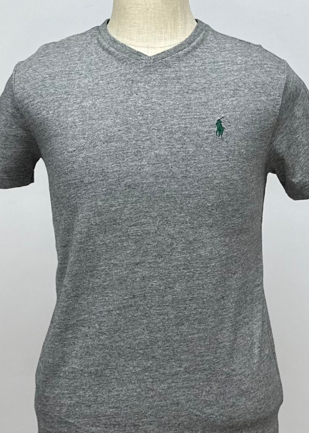 Camiseta cuello V Polo Ralph Lauren 🏇🏼 color gris oscuro Talla S Entalle Regular