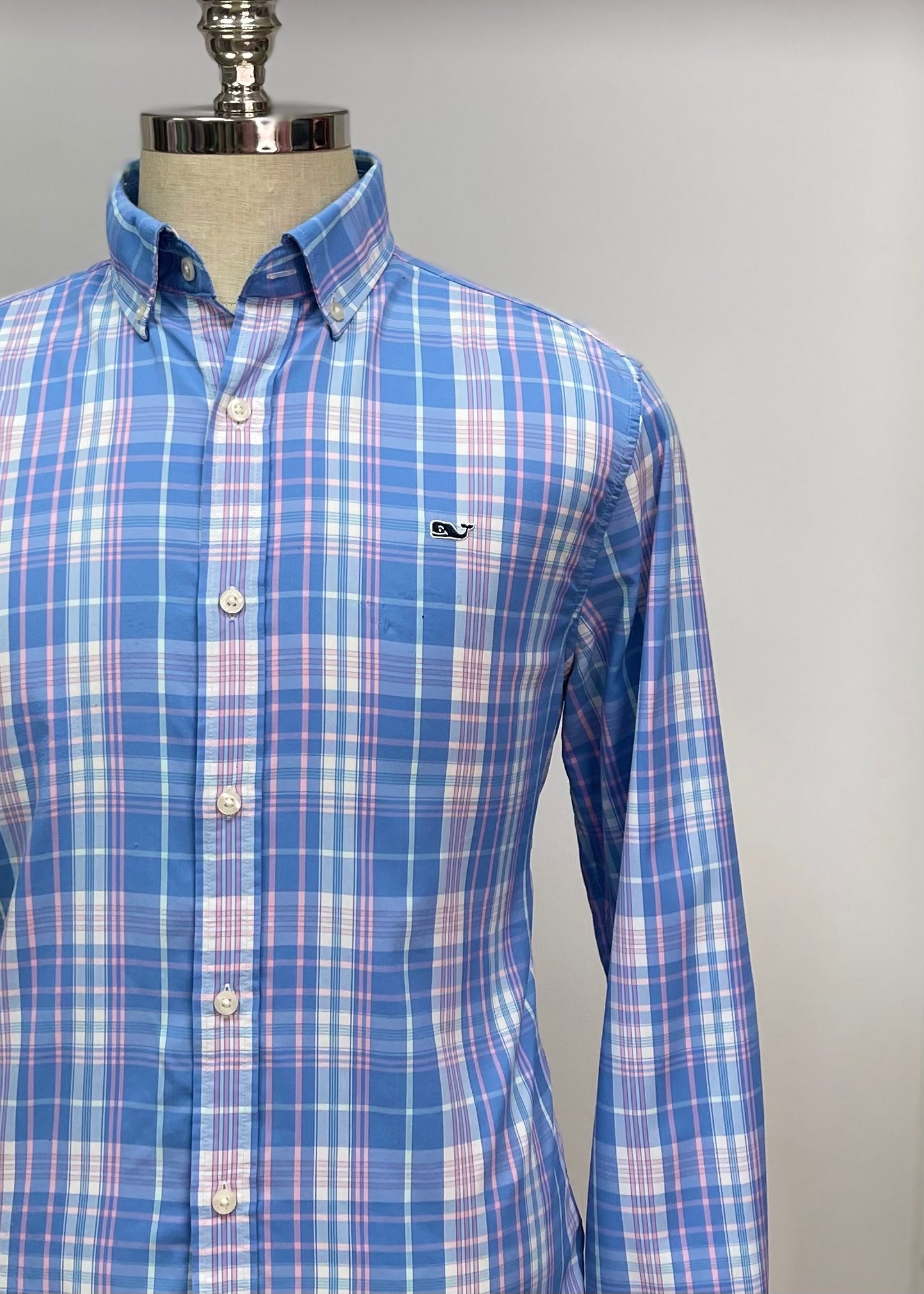 Camisa de botones Vineyard Vines 🐳 Performance con patrón de rayas en color azul, rosaso y blanco Talla M Entalle Regular (ver descripción)