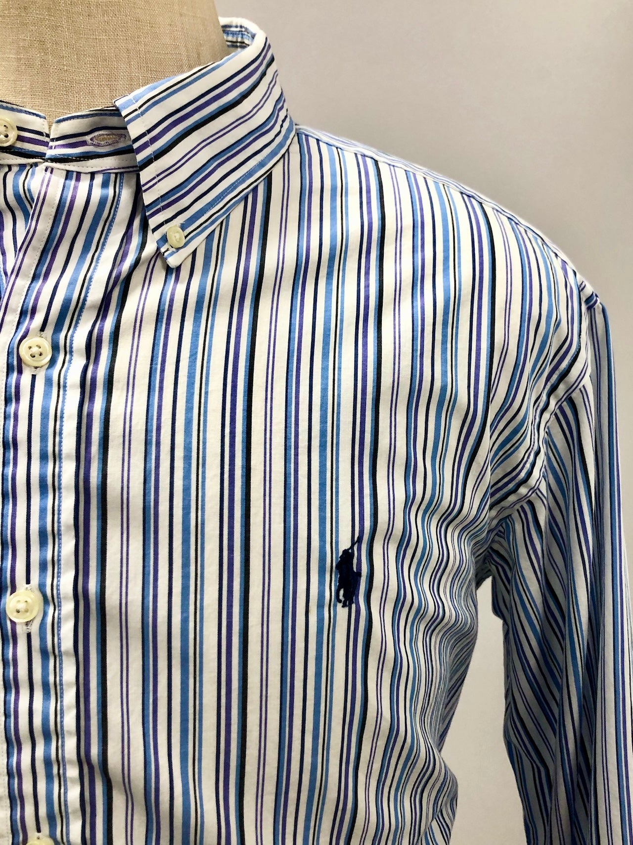 Camisa Polo Ralph Lauren 🏇🏼 Color blanco de rayas en color celeste y azul Talla XL Entalle Clásico