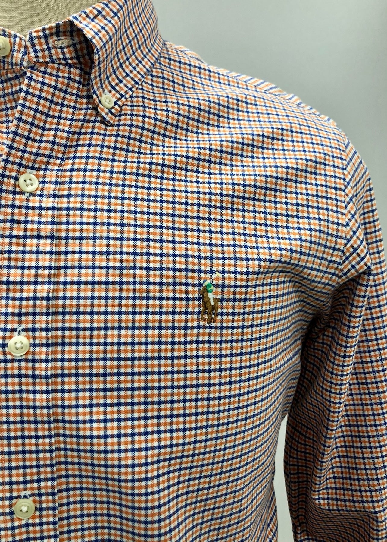 Camisa Polo Ralph Lauren 🏇🏼 Color blanco con patron de cuadros azul y naranja Talla M Entalle Regular