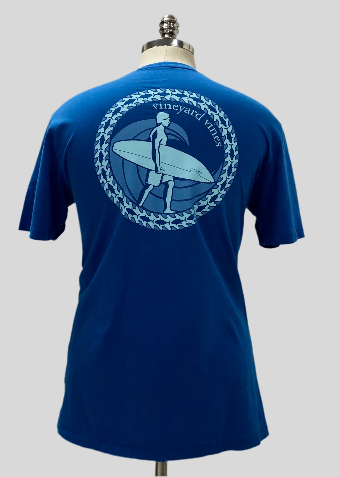 Camiseta de bolsillo Vineyard Vines 🐳 color azul con Diseño de Surf en celeste Talla M