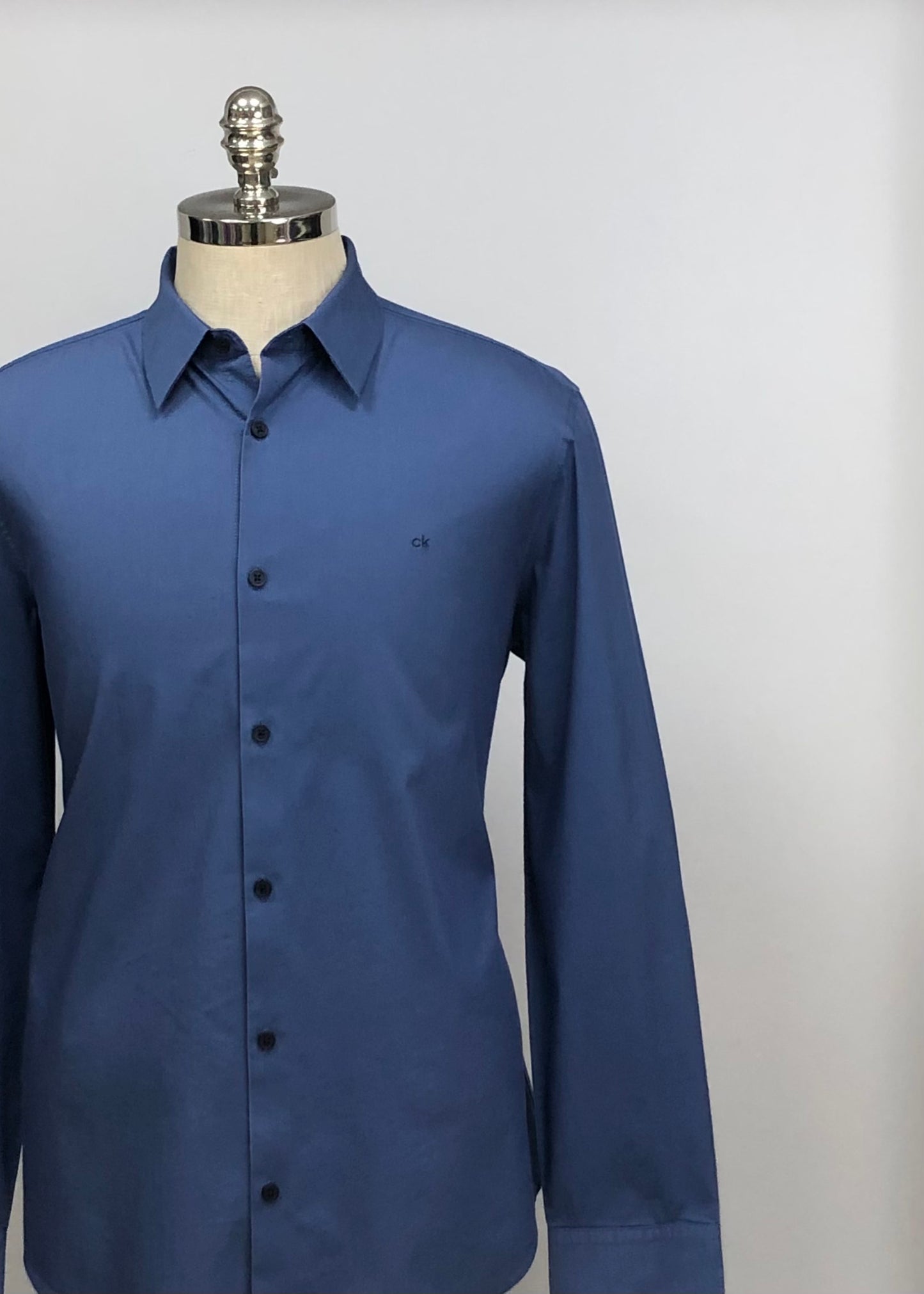 Camisa de botones Calvin Klein 🇺🇸 de color azul grisáceo Talla L Entalle Regular