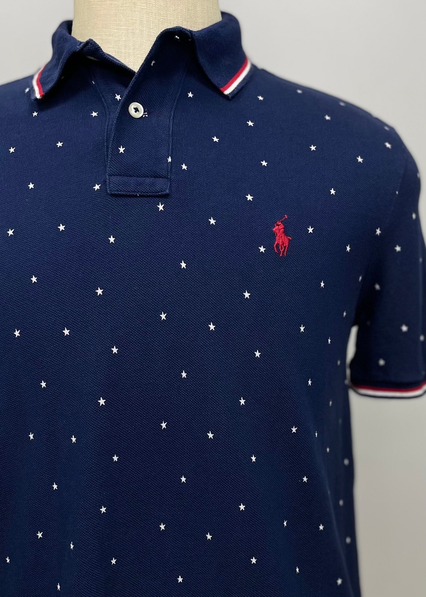 Camiseta Polo Ralph Lauren 🏇🏼 Color azul navy con diseño de estrellas en color blanco Talla M Entalle Clásico