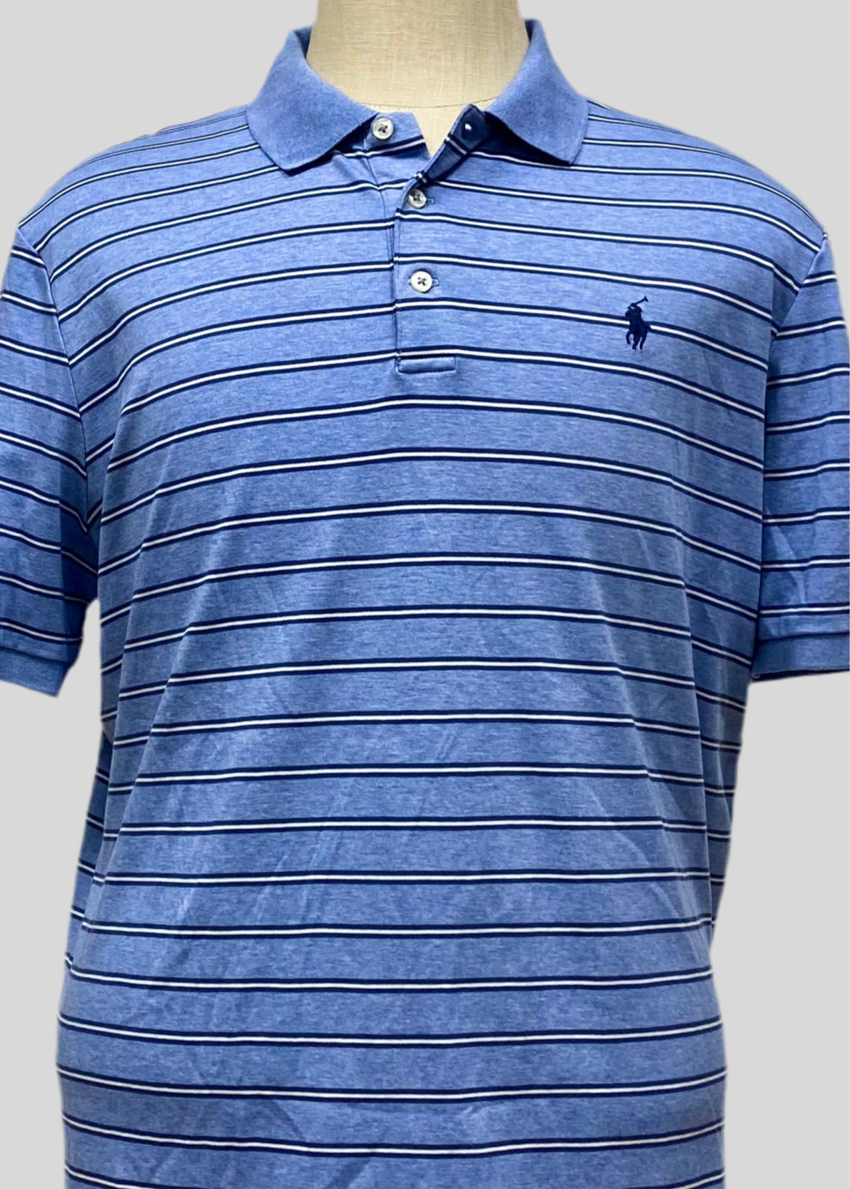 Camiseta Polo Ralph Lauren 🏇🏼 color celeste con patrón de rayas color negro y blanco Talla L Entalle Clásico