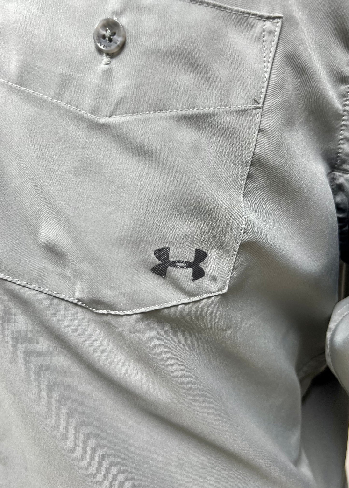 Camisa Under Armour 🏋🏽 color gris claro Manga larga Talla L Entalle Regular (ver descripción)