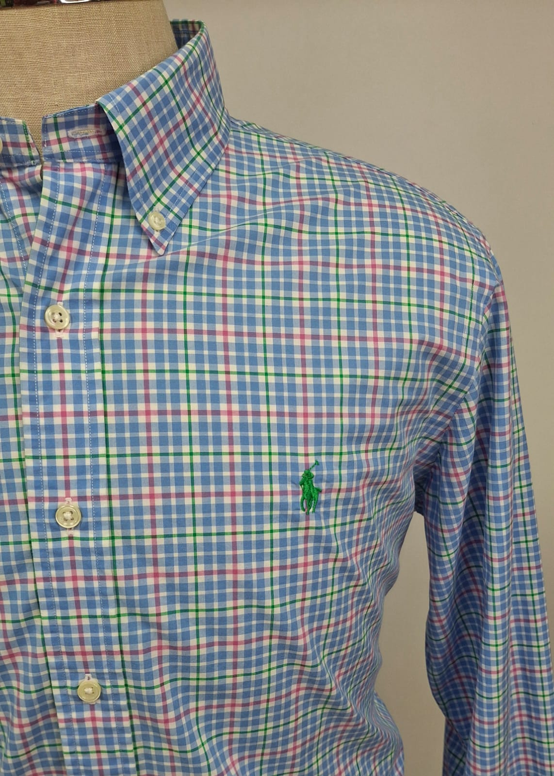 Camisa Polo Ralph Lauren 🏇🏼 color blanco con patron de cuadros rosado, verde y celeste Talla L Entalle Regular