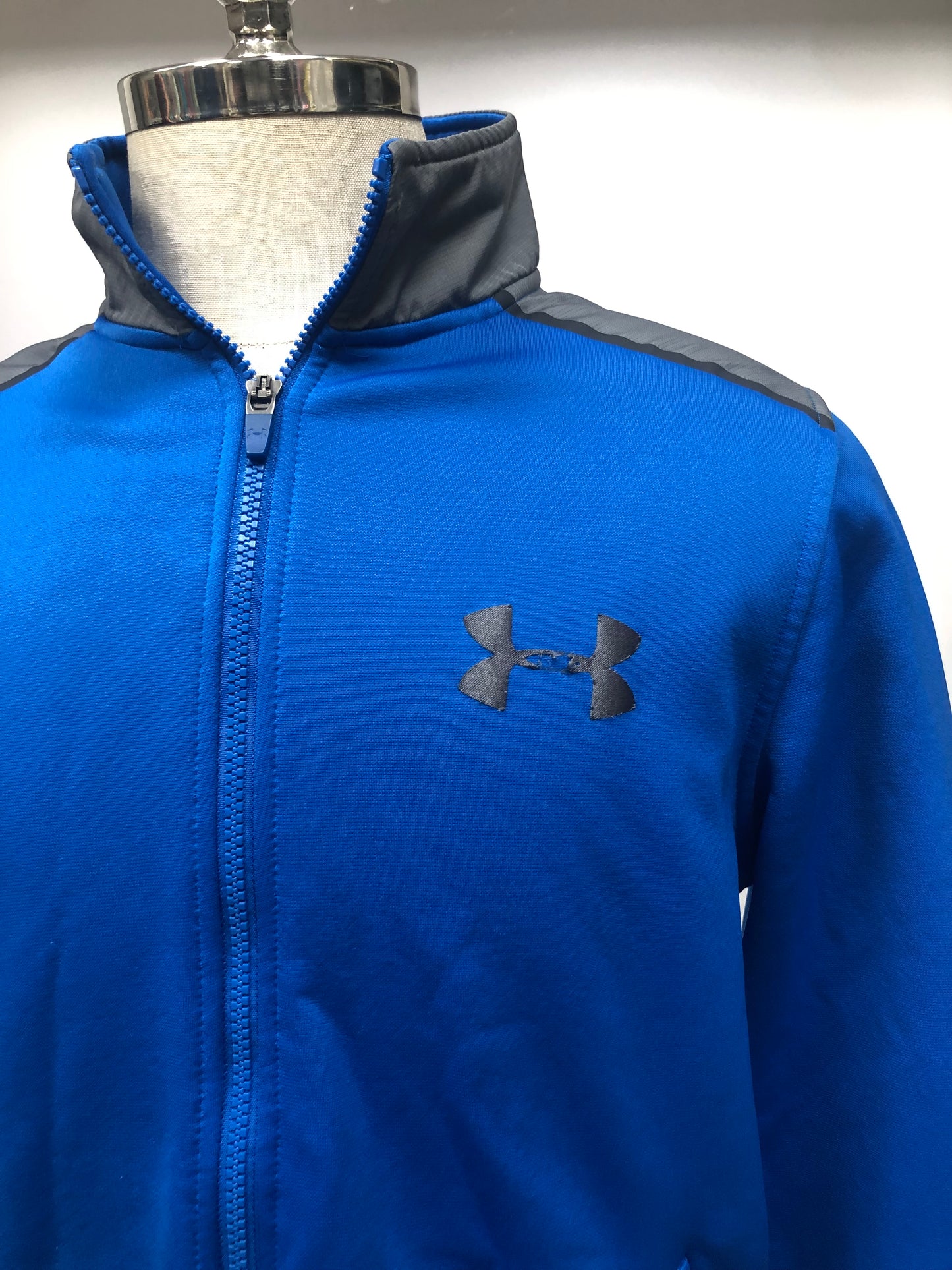 Sueter Jersey Under Armour 🏋🏽 color azul y gris con logo en color negro Talla M (ver descripción)