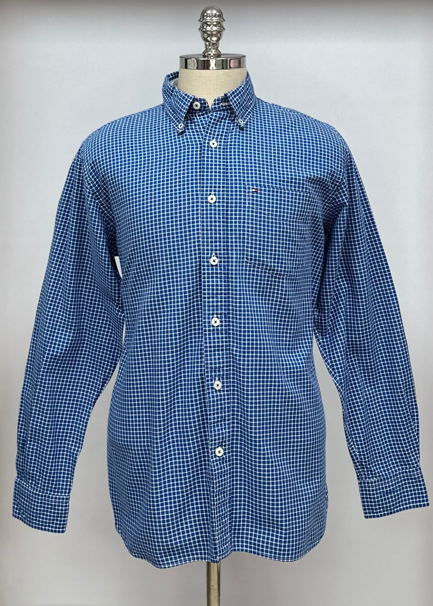 Camisa Tommy Hilfiger 🇺🇸 color azul con patrón de cuadros en color blanco Talla M Entalle Regular