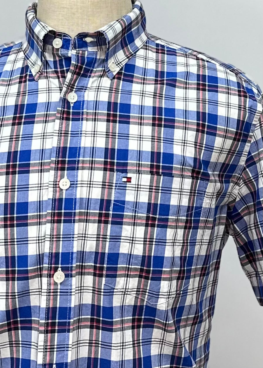 Camisa Tommy Hilfiger 🇺🇸 color blanco con patrón de cuadros en azul y rojo Talla M Entalle Regular