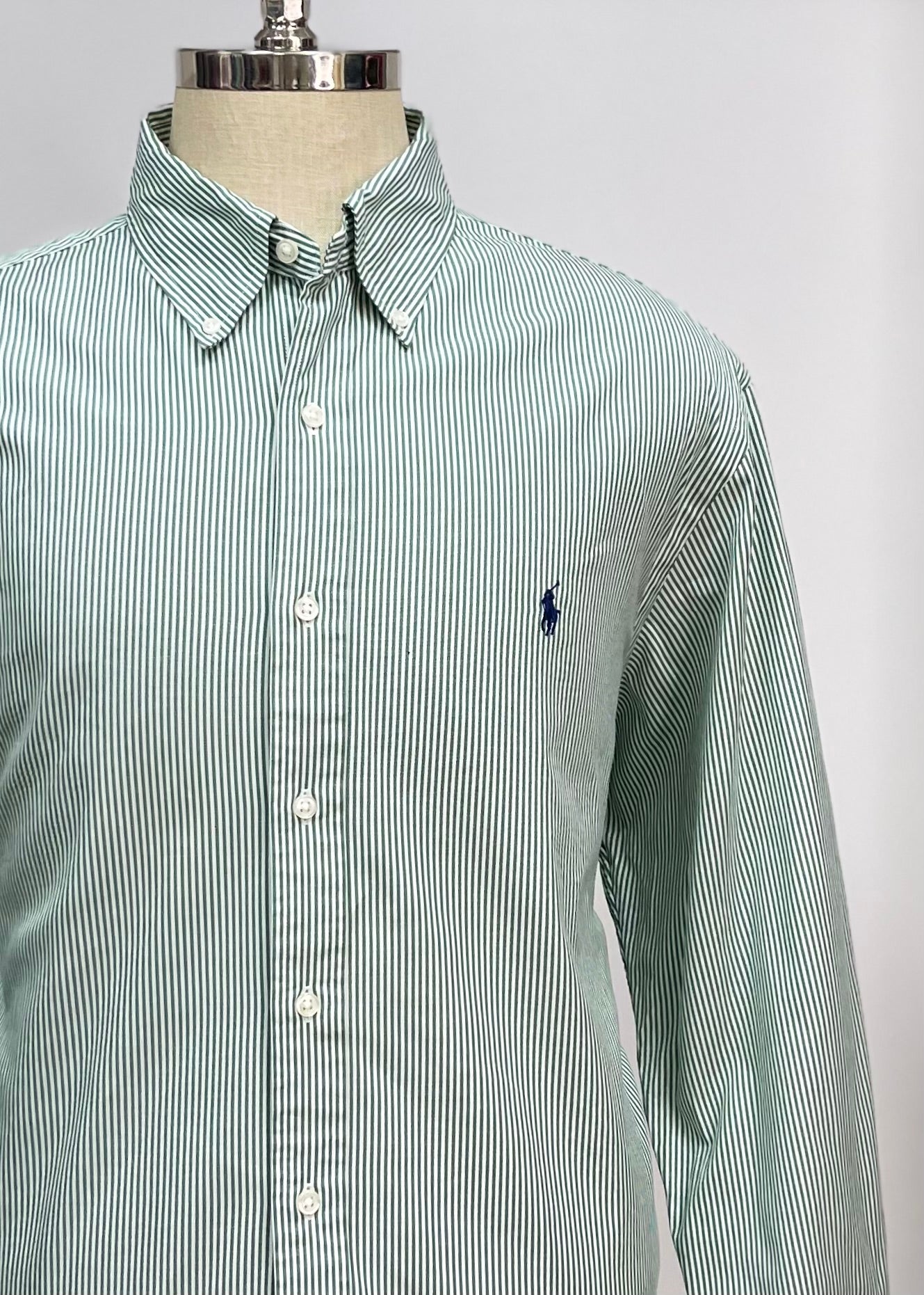 Camisa Polo Ralph Lauren 🏇🏼 con patron de finas rayas en color verde oscuro y blanco Talla XXL Entalle Regular