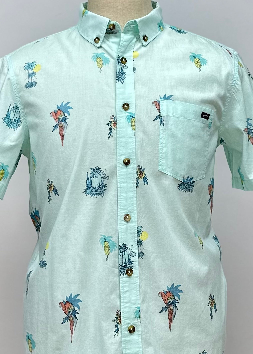 Camisa de botones Billabong 🏄🏽‍♂️ color celeste con diseño de palmeras Talla M Entalle Regular