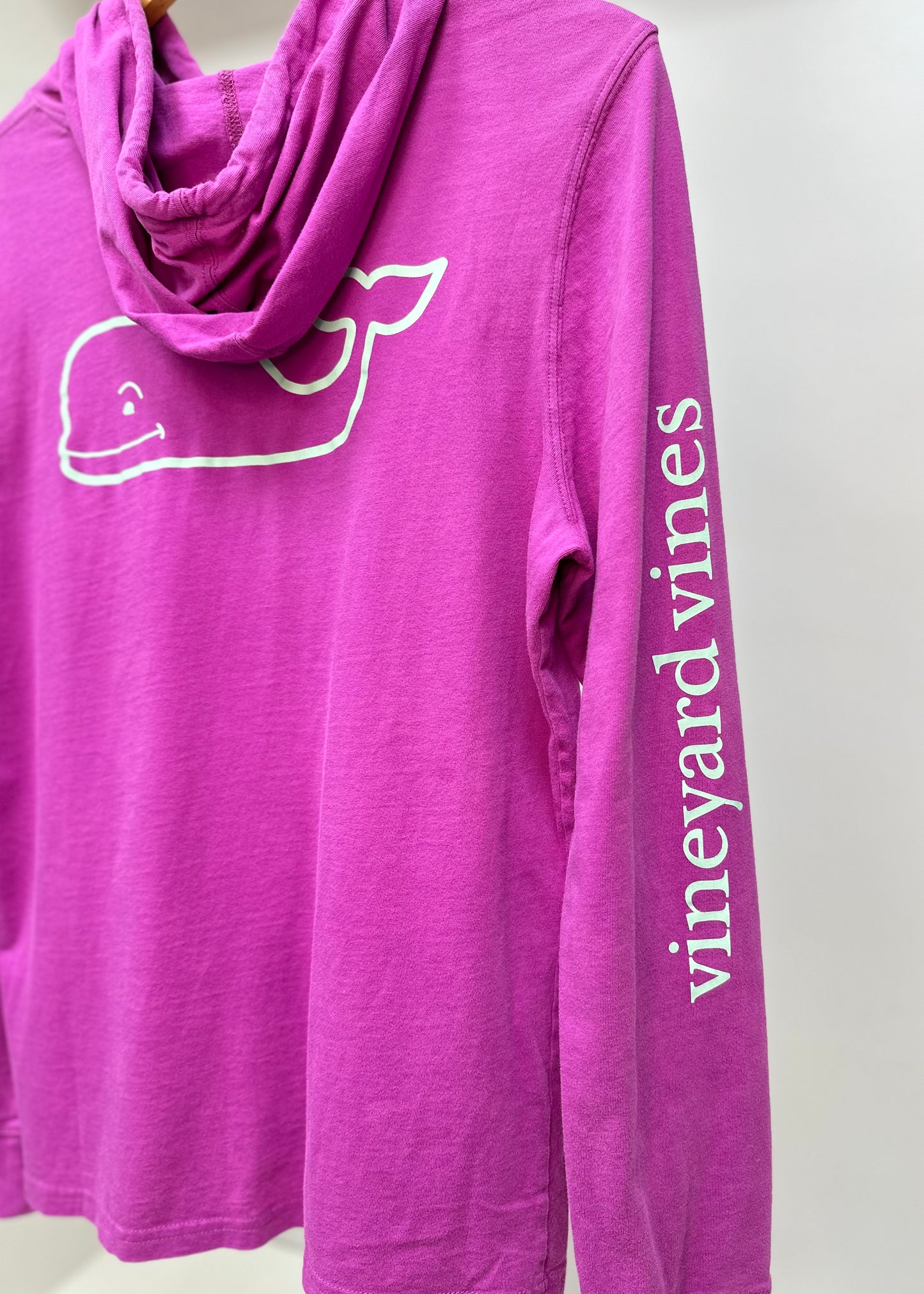 Camiseta con capucha de mujer Vineyard Vines 🐳 color fucsia y logo en blanco con bolsillo Talla M