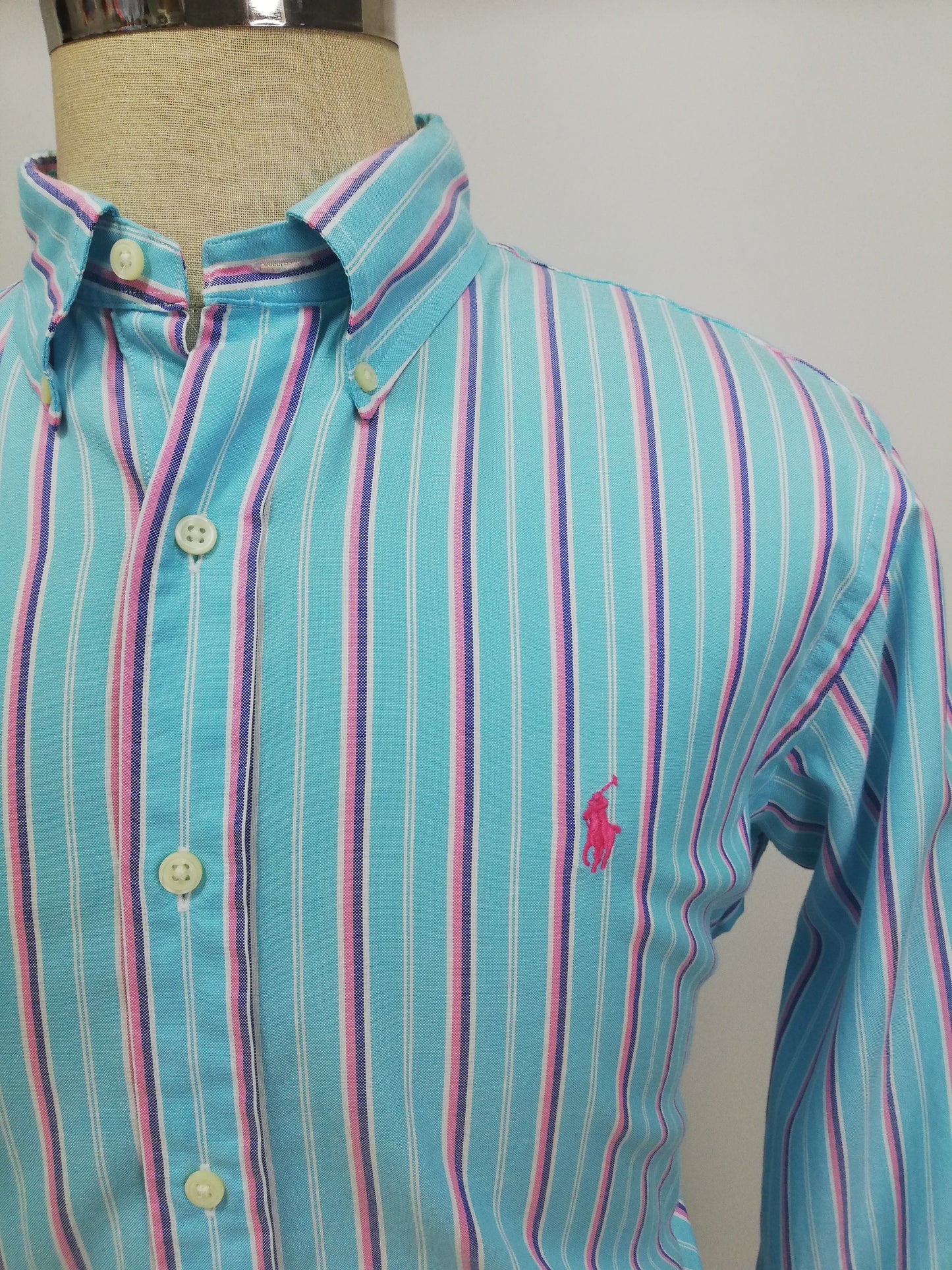 Camisa Polo Ralph Lauren 🏇🏼 color celeste con rayas en color rosado, azul y blanco Talla L Entalle Regular