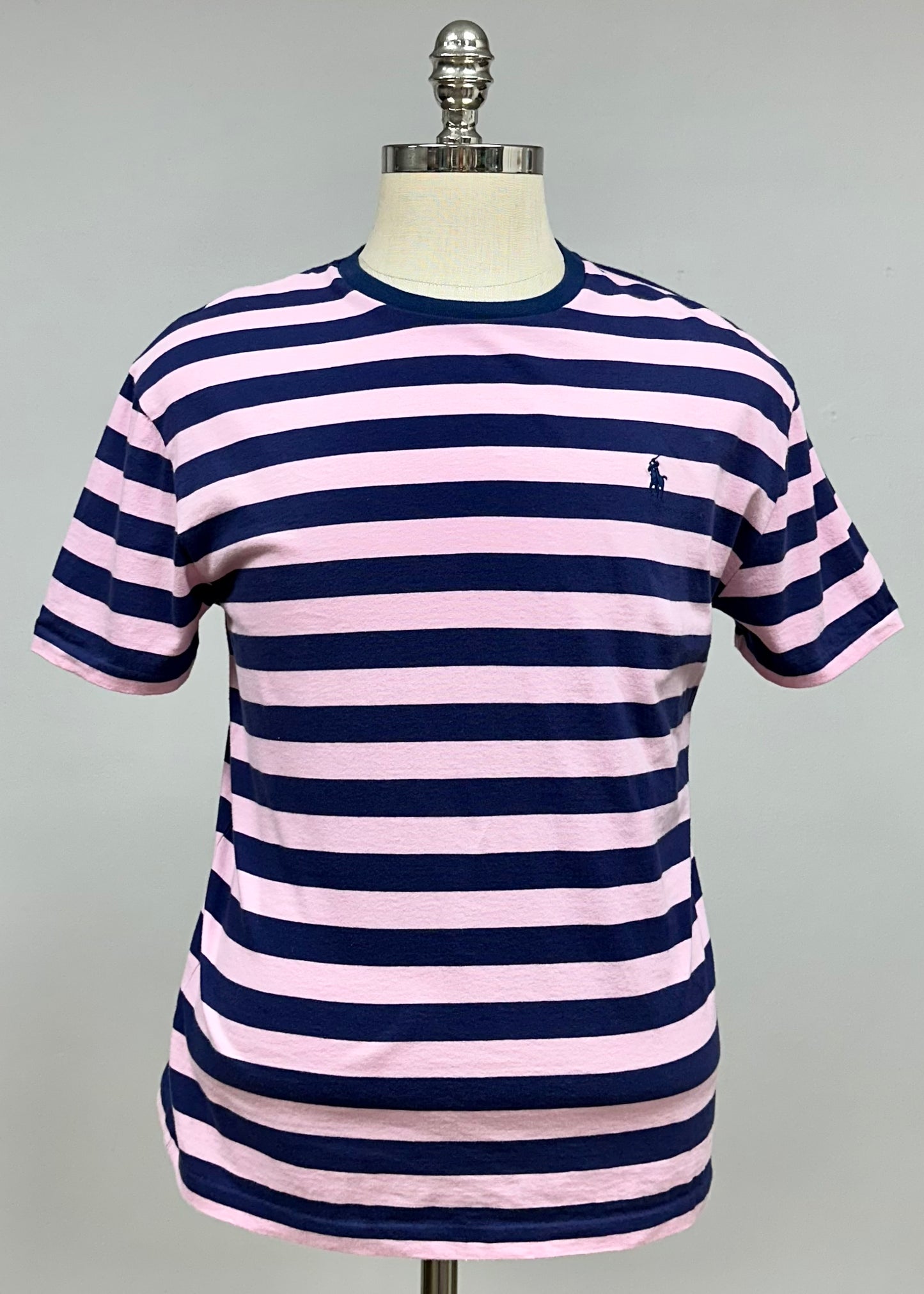 Camiseta cuello redondo Polo Ralph Lauren 🏇🏼 color rosado y rayas en color azul oscuro Talla M Entalle Clásico