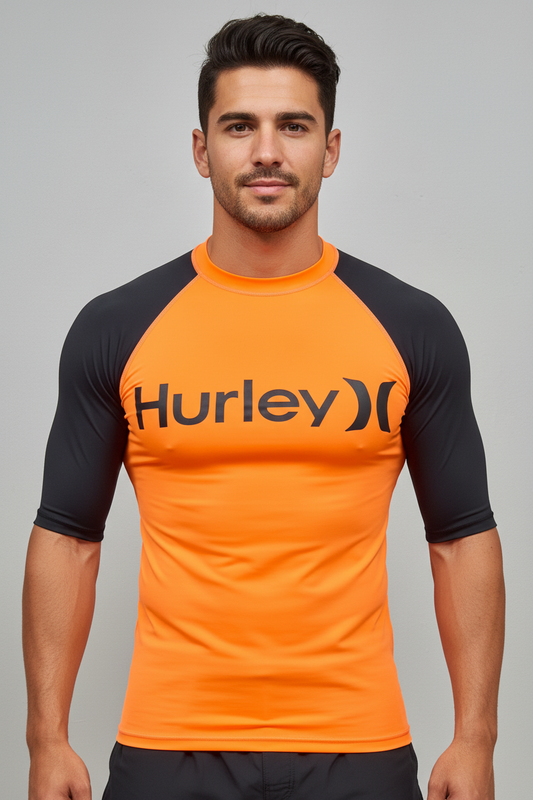 Camiseta de baño Hurley 🏄🏽‍♂️  color negro y naranja intenso y logo en negro Talla S