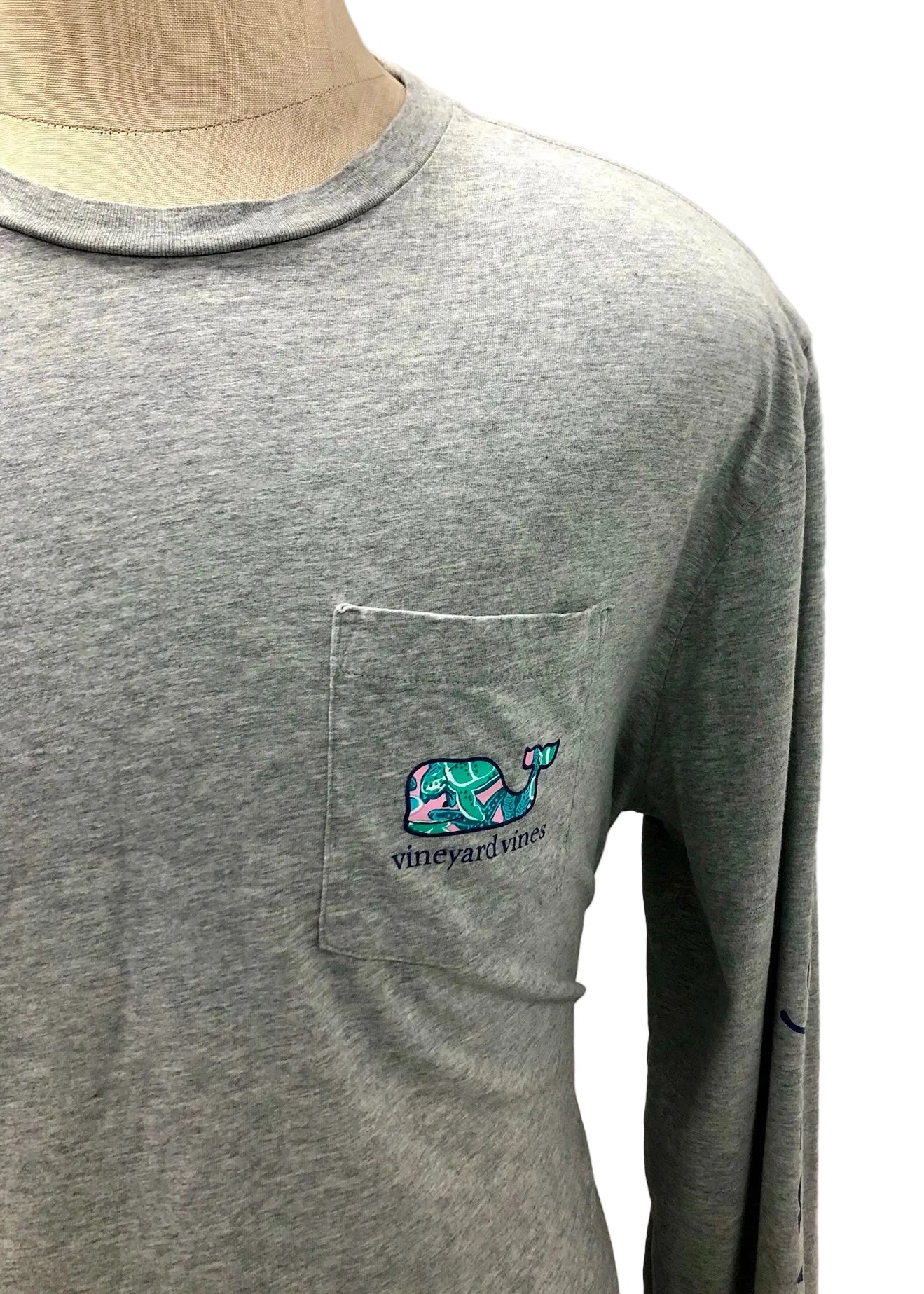 Camiseta de bolsillo Vineyard Vines 🐳 color gris claro con Diseño de ballena Talla XL