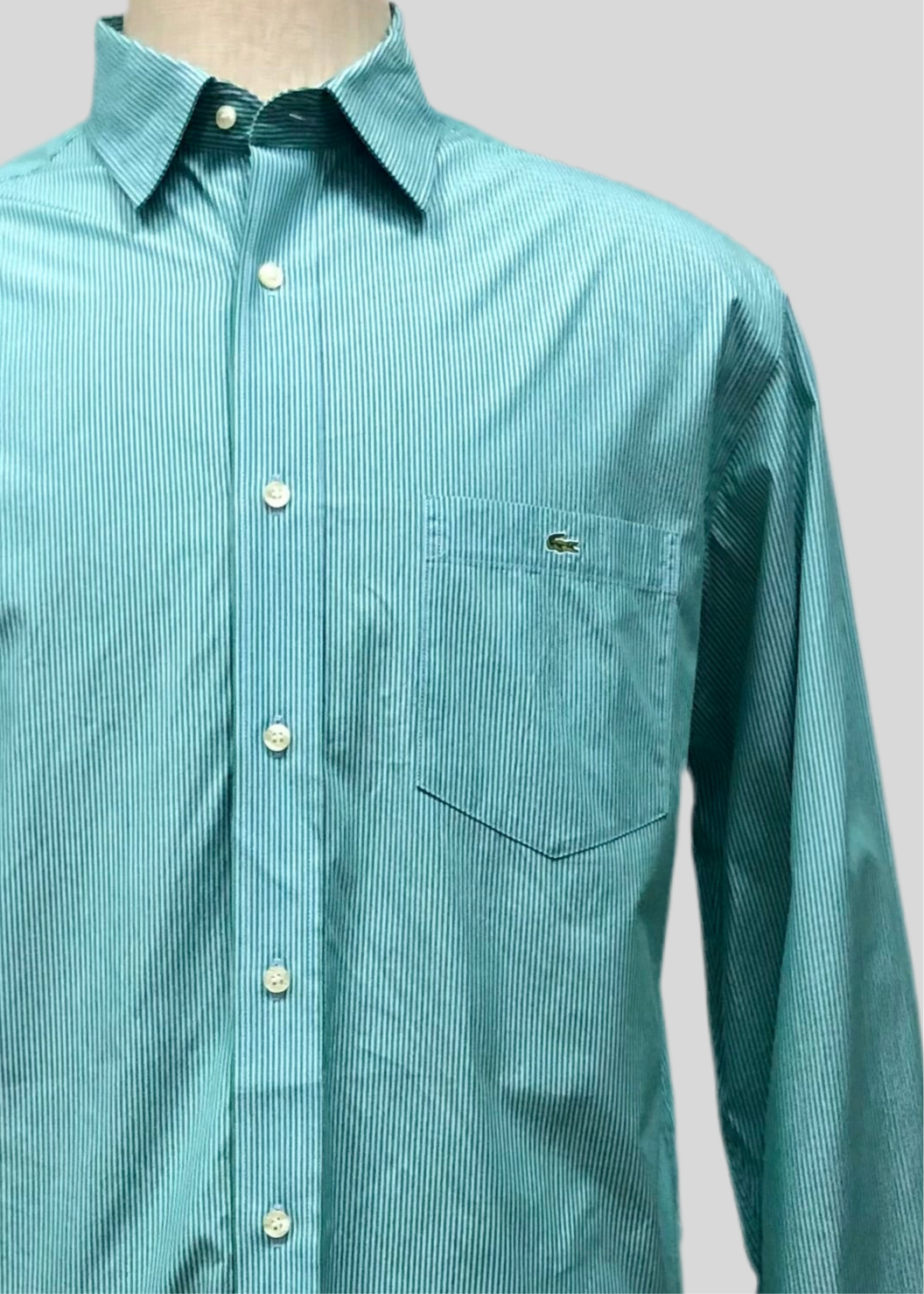 Camisa Lacoste 🐊 con patron de rayas finas en verde y blanco Talla L Entalle Regular