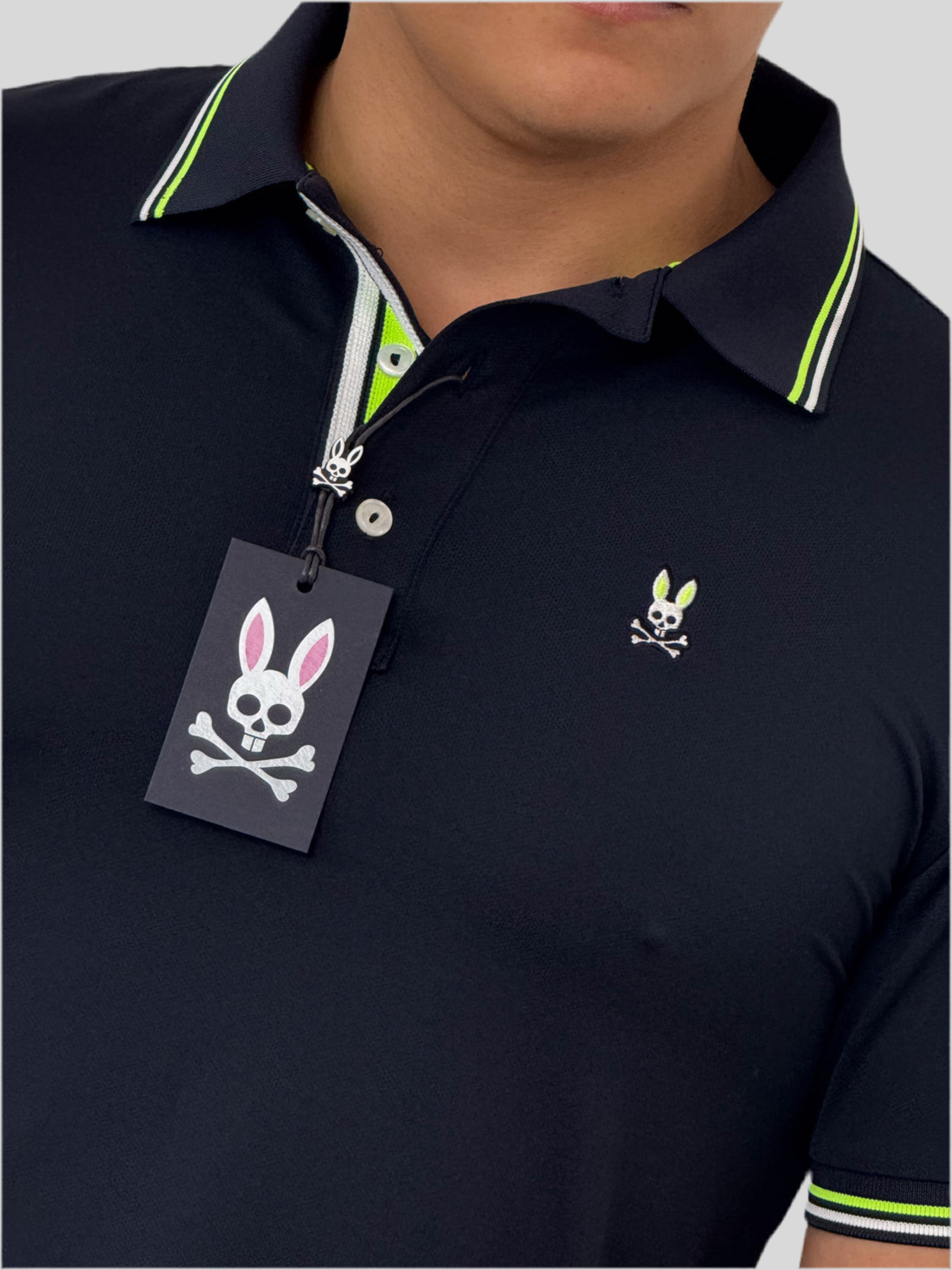 Camiseta Polo Psycho Bunny 🐰 Dry-fit en color azul navy con diseño de cuello en verde y blanco Talla M Entalle Regular