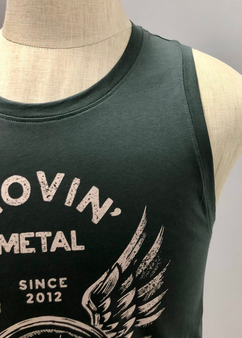 Camiseta de entrenamiento sin mangas Gymshark 🏋🏽 Color gris con diseño Movin Metal en color rosado Talla M