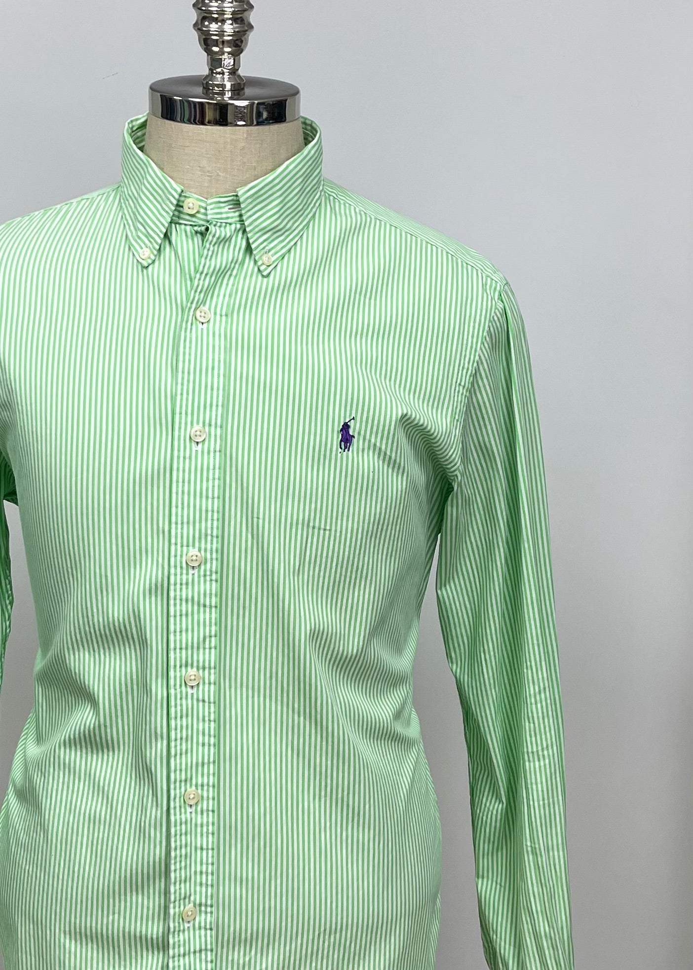 Camisa Polo Ralph Lauren 🏇🏼 con patron de rayas en color verde y blanco Talla L Entalle Regular