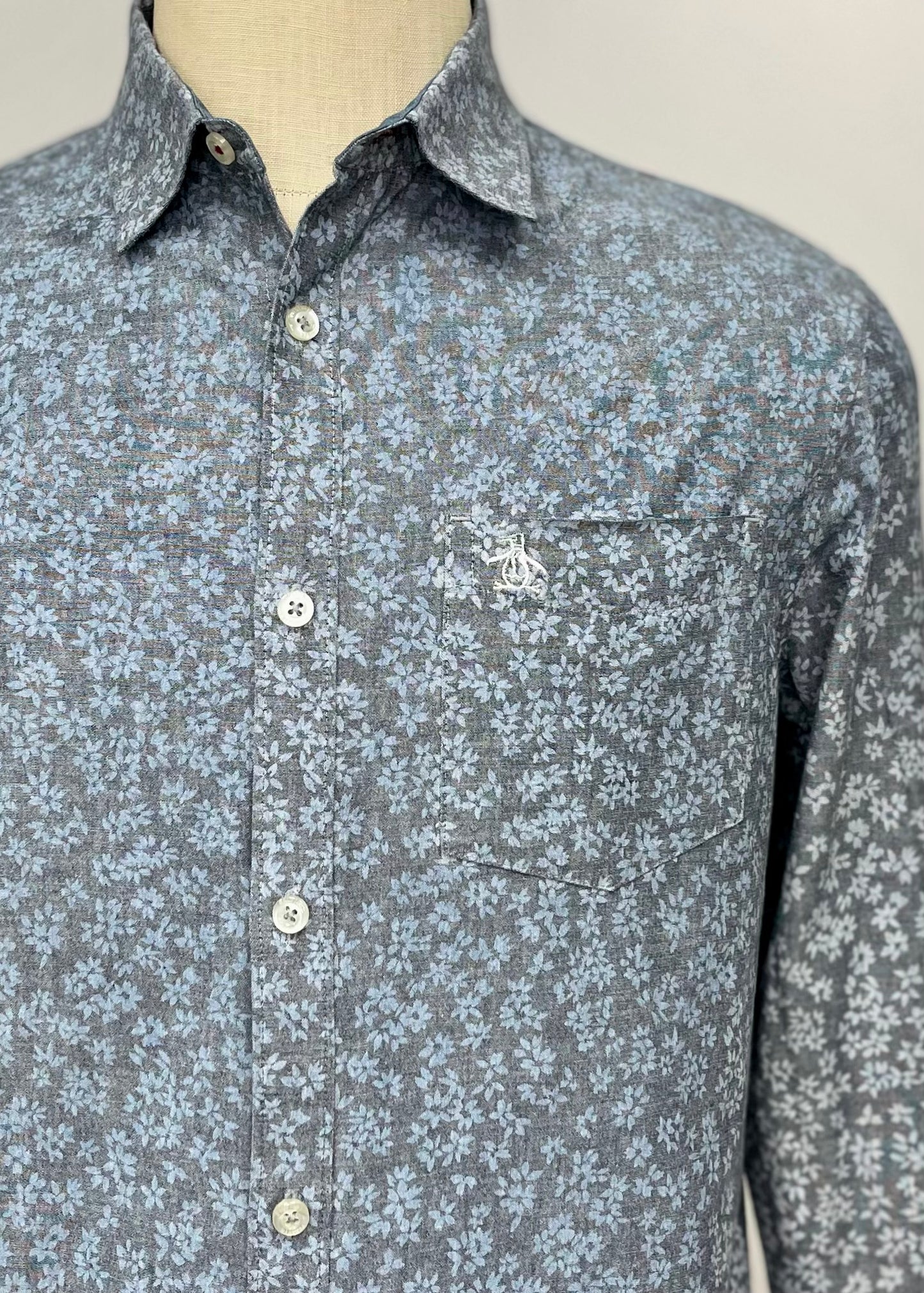 Camisa Original Penguin 🐧 color gris con patron de flores en color celeste Talla M Entalle Slim Fit