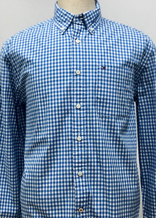 Camisa Tommy Hilfiger 🇺🇸 con patrón de cuadros gingham en color celeste y blanco Talla M Entalle Clásico
