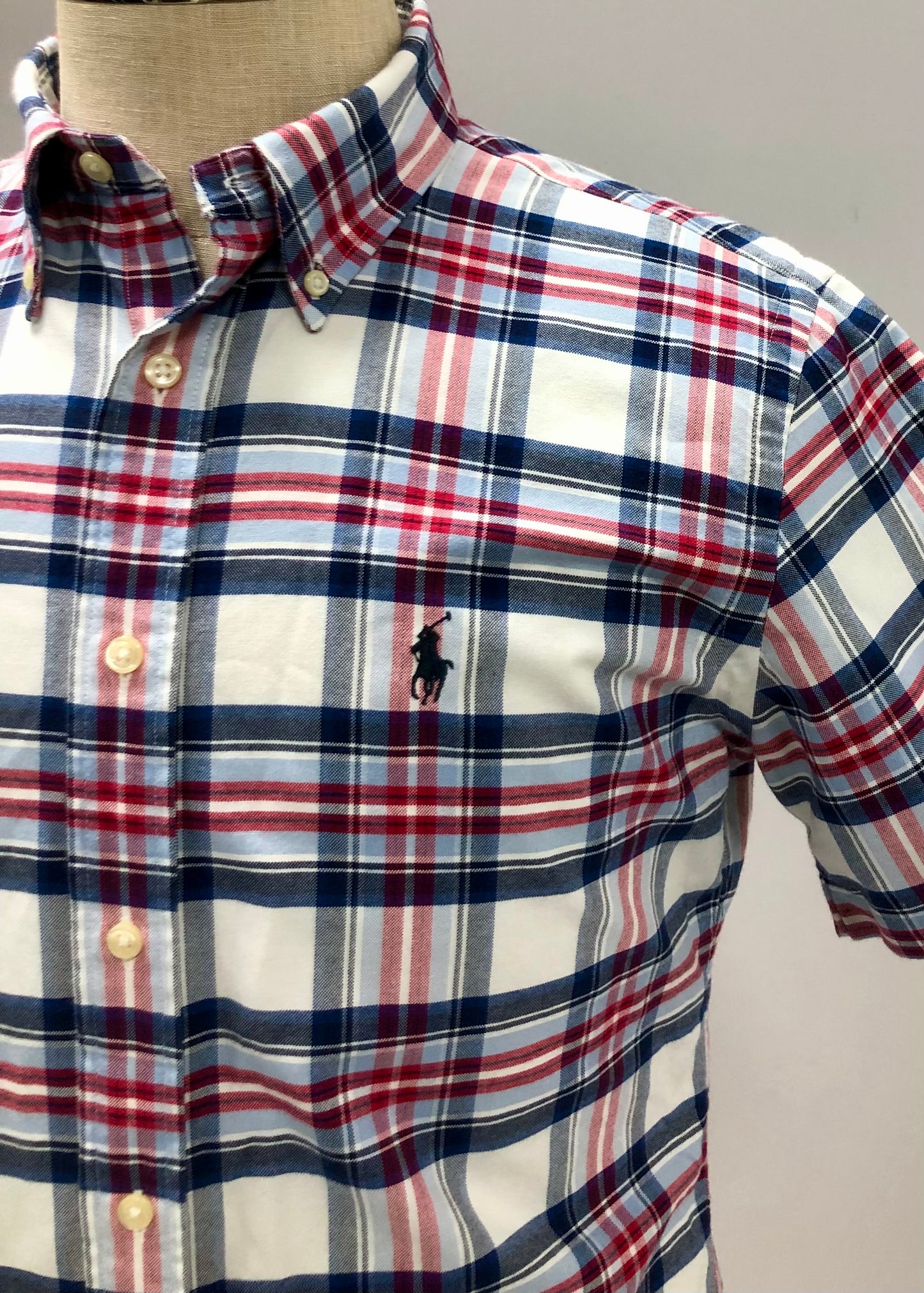 Camisa Polo Ralph Lauren 🏇🏼 Color blanco con patron de cuadros tartán azul y rojo Talla M Entalle Slim Fit