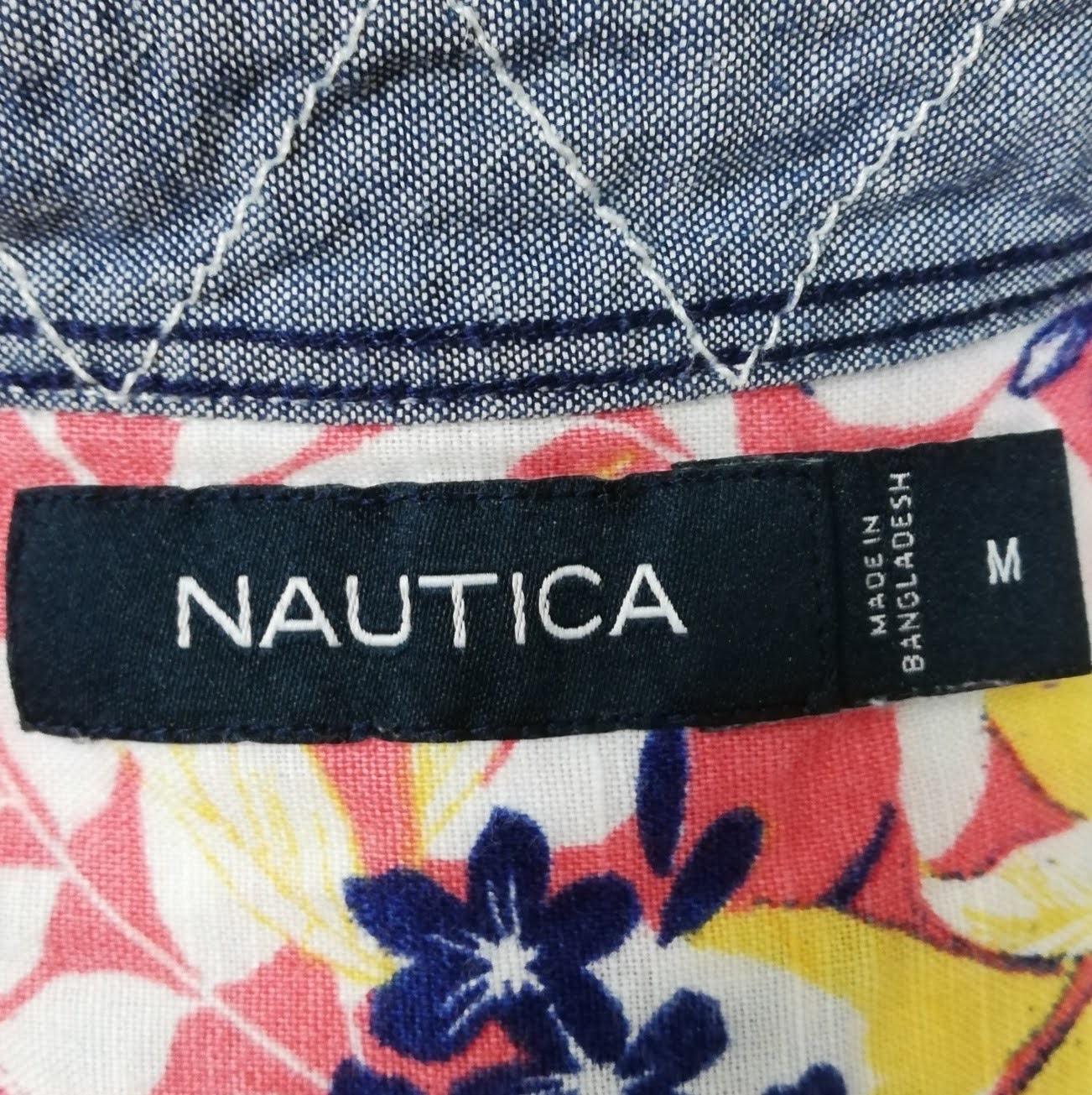 Camisa de botones Nautica ⚓️ con diseño de flores en color rosado, azul, amarillo y blanco Talla M Entalle Regular
