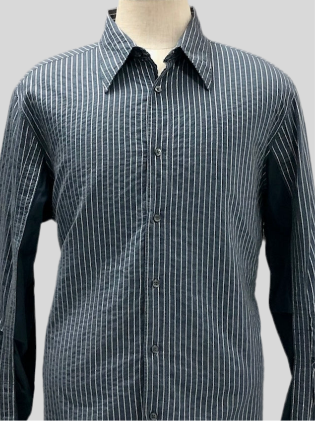 Camisa de botones Hugo Boss 🇩🇪 con patron de rayas en negro y blanco Talla L Entalle Regular