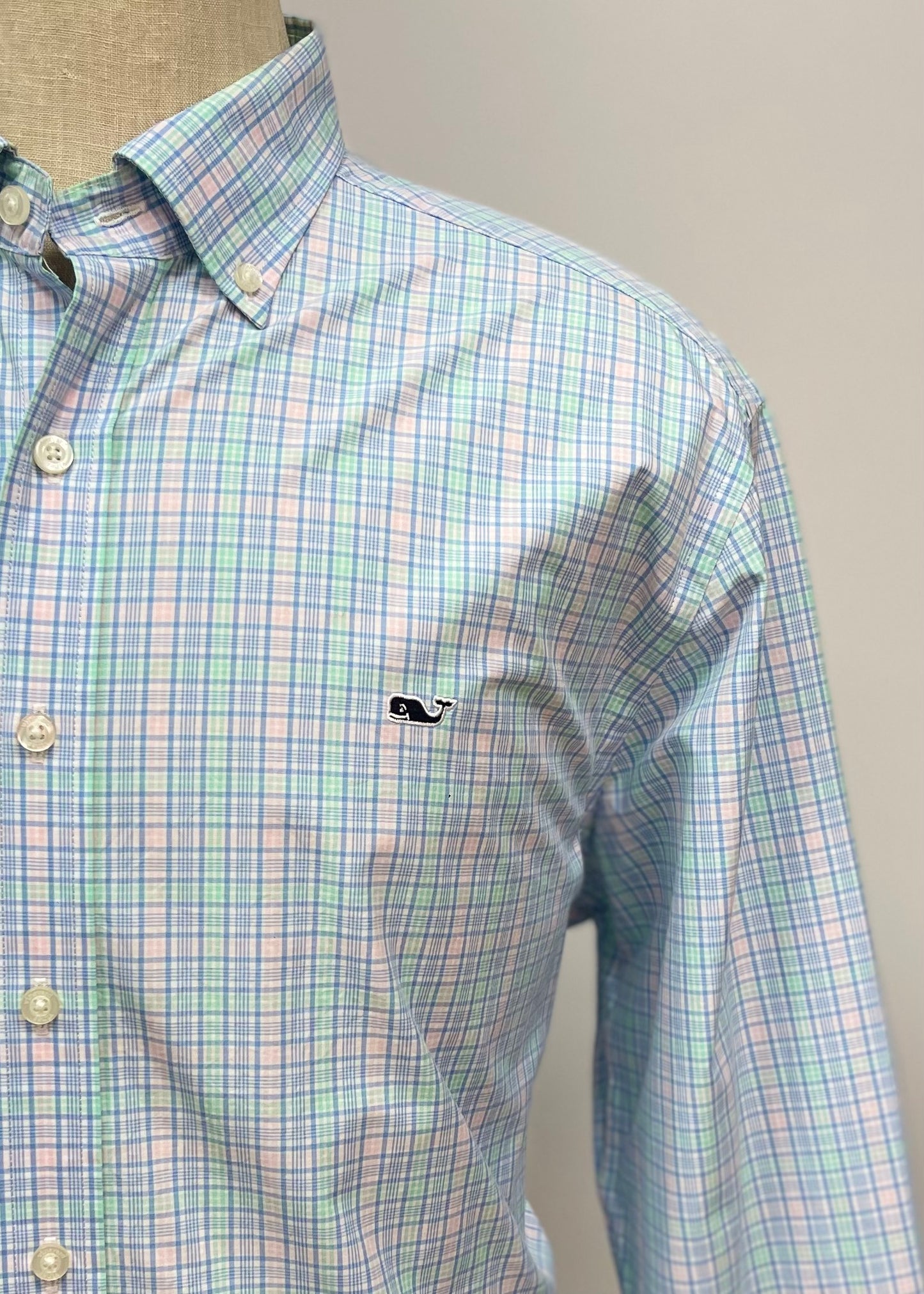 Camisa de botones Vineyard Vines 🐳 color blanco de cuadros en color rosado, verde y celeste Talla XL Entalle Slim Fit