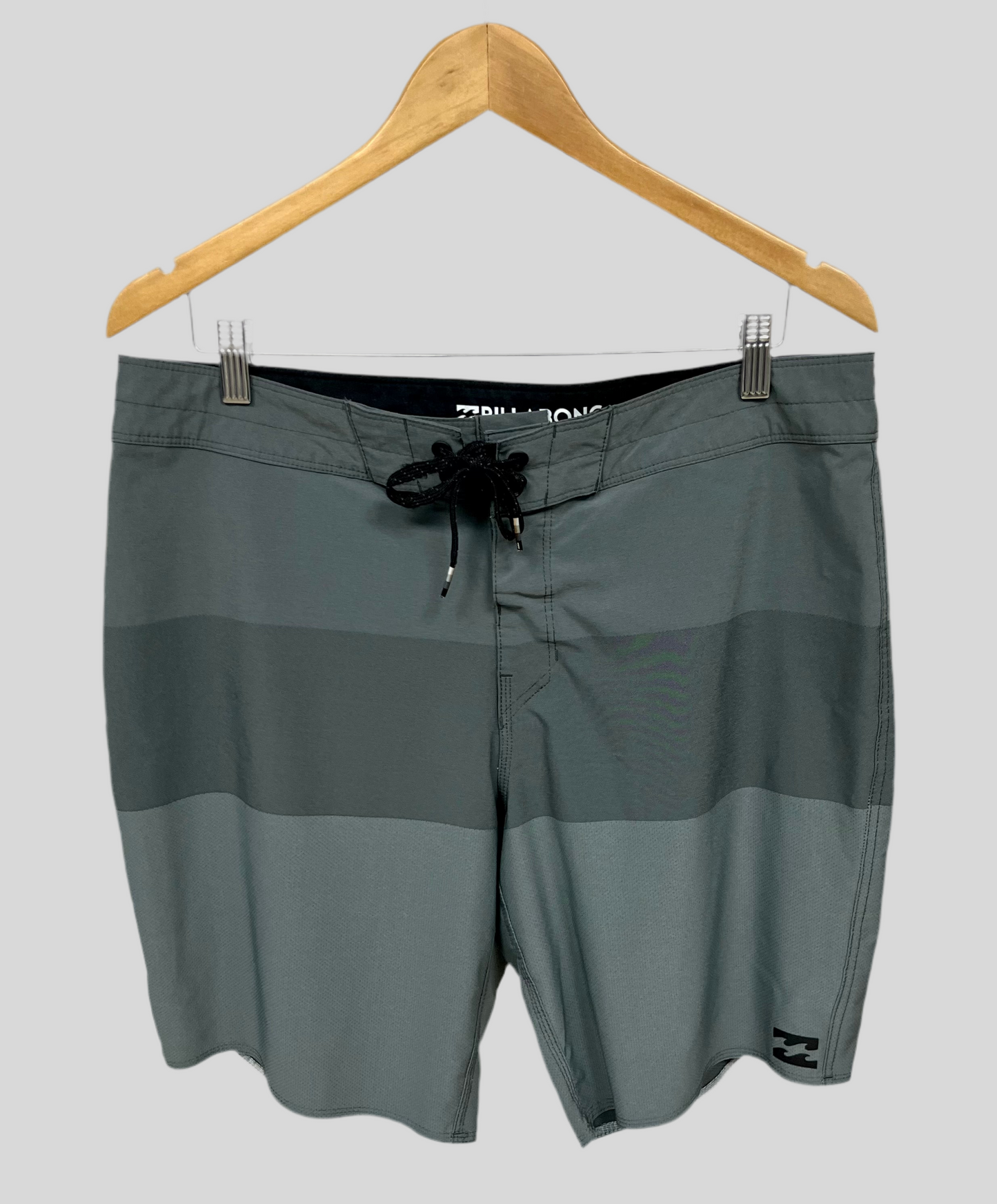 Short de baño Billabong 🏄🏽‍♂️ con diseño de rayas en color gris claro y gris oscuro con logo en color negro Talla L (34)