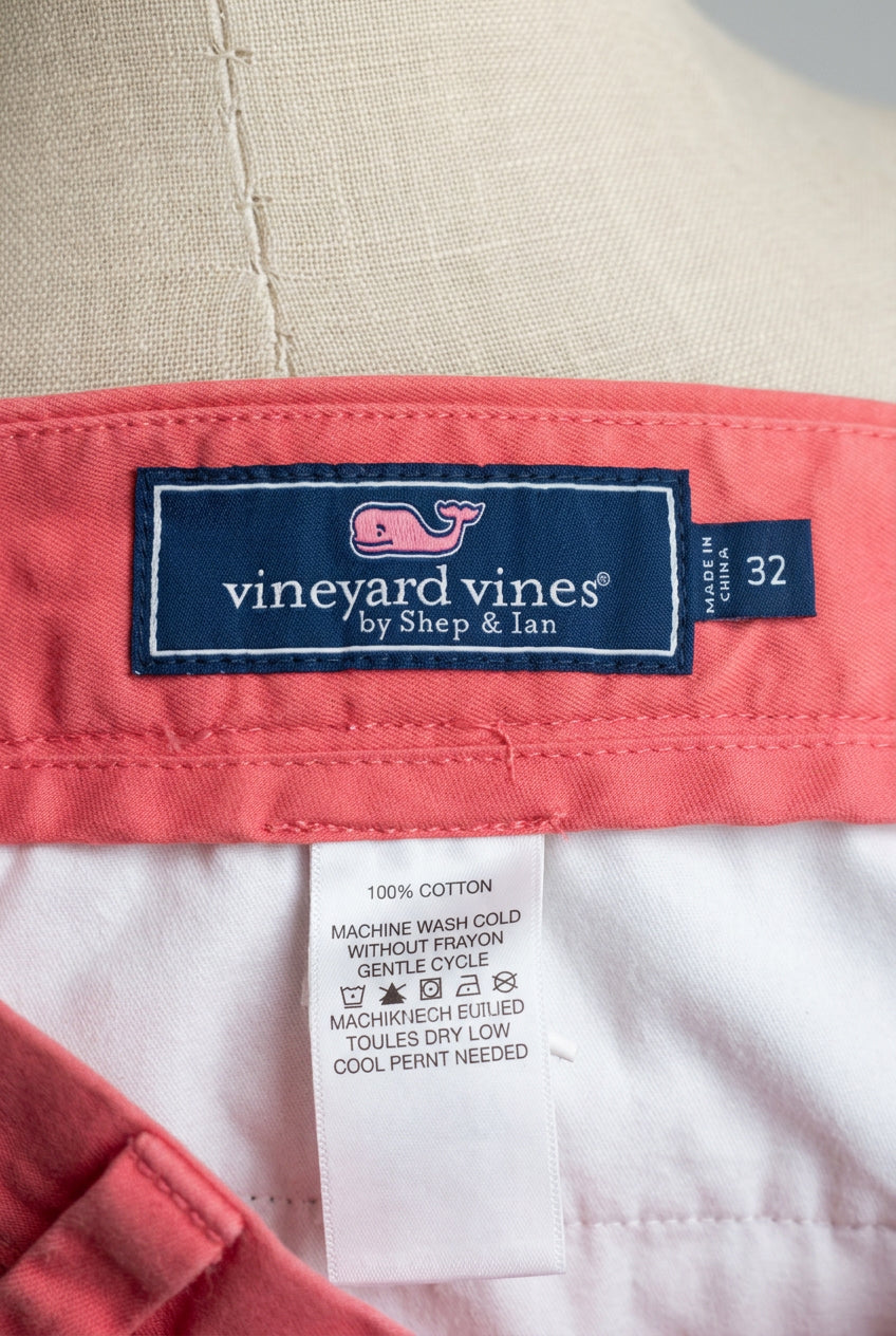 Short Casual Vineyard Vines 🐳 color Rosado magenta talla 32