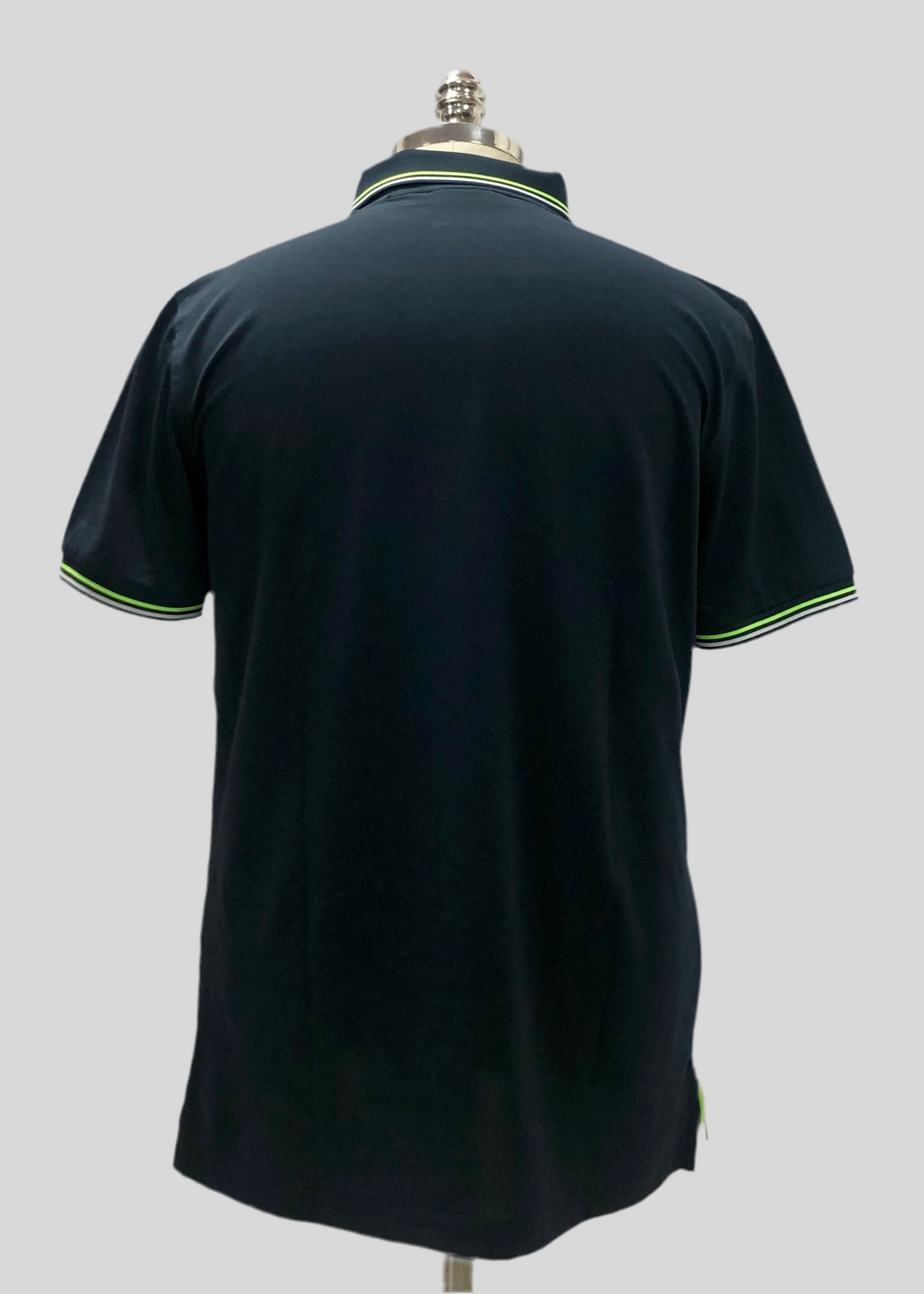 Camiseta Polo Psycho Bunny 🐰 Dry-fit en color azul navy con diseño de cuello en verde y blanco Talla M Entalle Regular