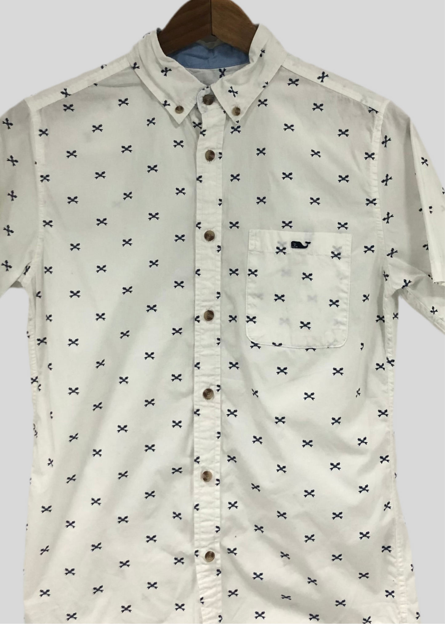 Camisa de botones Vineyard Vines 🐳 color blanco con diseño de X en color azul navy Talla S Entalle Regular