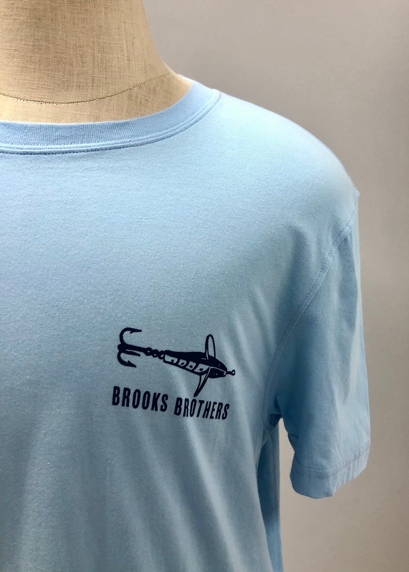 Camiseta cuello redondo Brooks Brothers 🐑 color celeste y logo de pez en azul navy Talla L