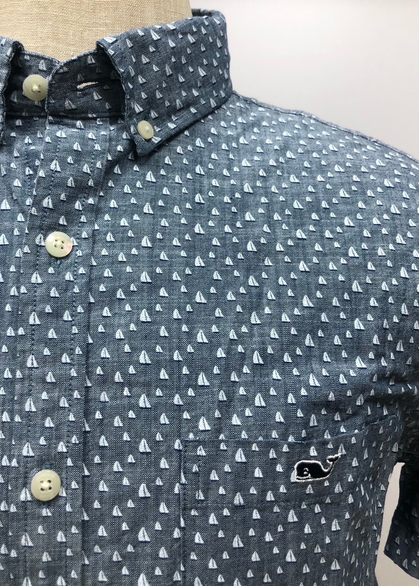 Camisa de botones Vineyard Vines 🐳 color azul grisáceo con diseño de veleros en color blanco Talla M Entalle Slim Fit
