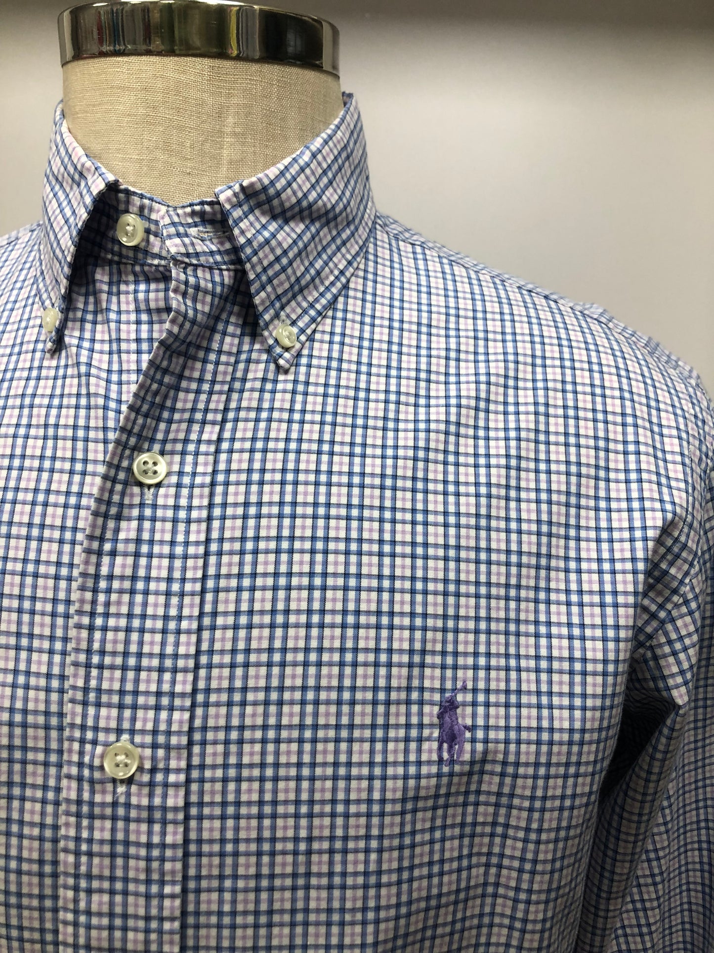Camisa Polo Ralph Lauren 🏇🏼 color blanco con patron de cuadros lila y azul Talla M Entalle Clásico