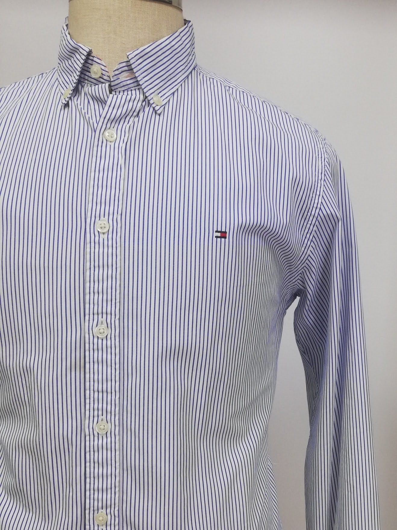 Camisa de botones Tommy Hilfiger 🇺🇸 en color blanco con rayas en color azul Talla M Entalle Regular (ver descripción)