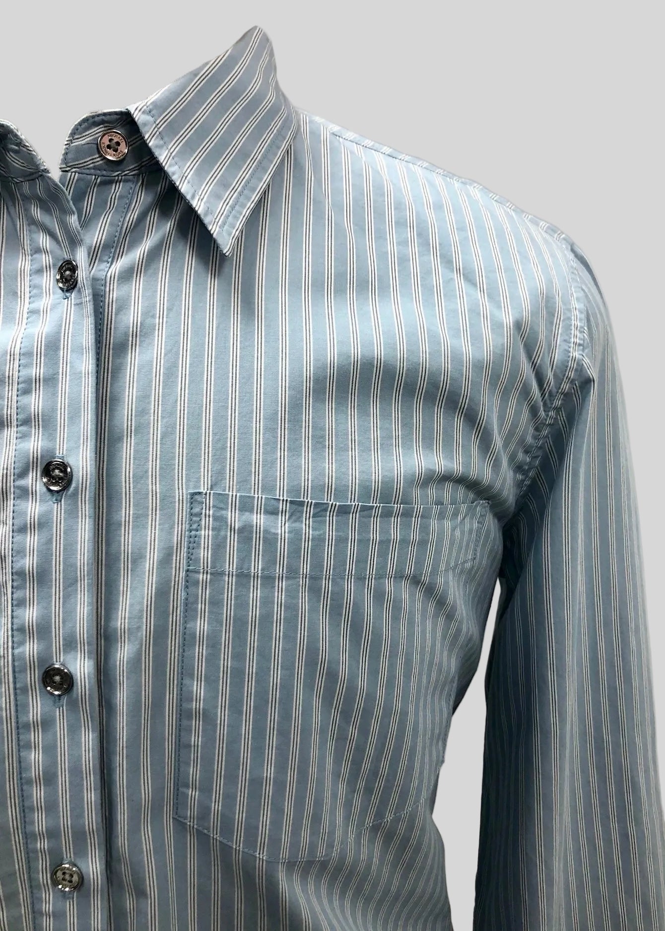 Camisa de botones Michael Kors 🇺🇸 color celeste con rayas en blanco y negro Talla XL Entalle Regular