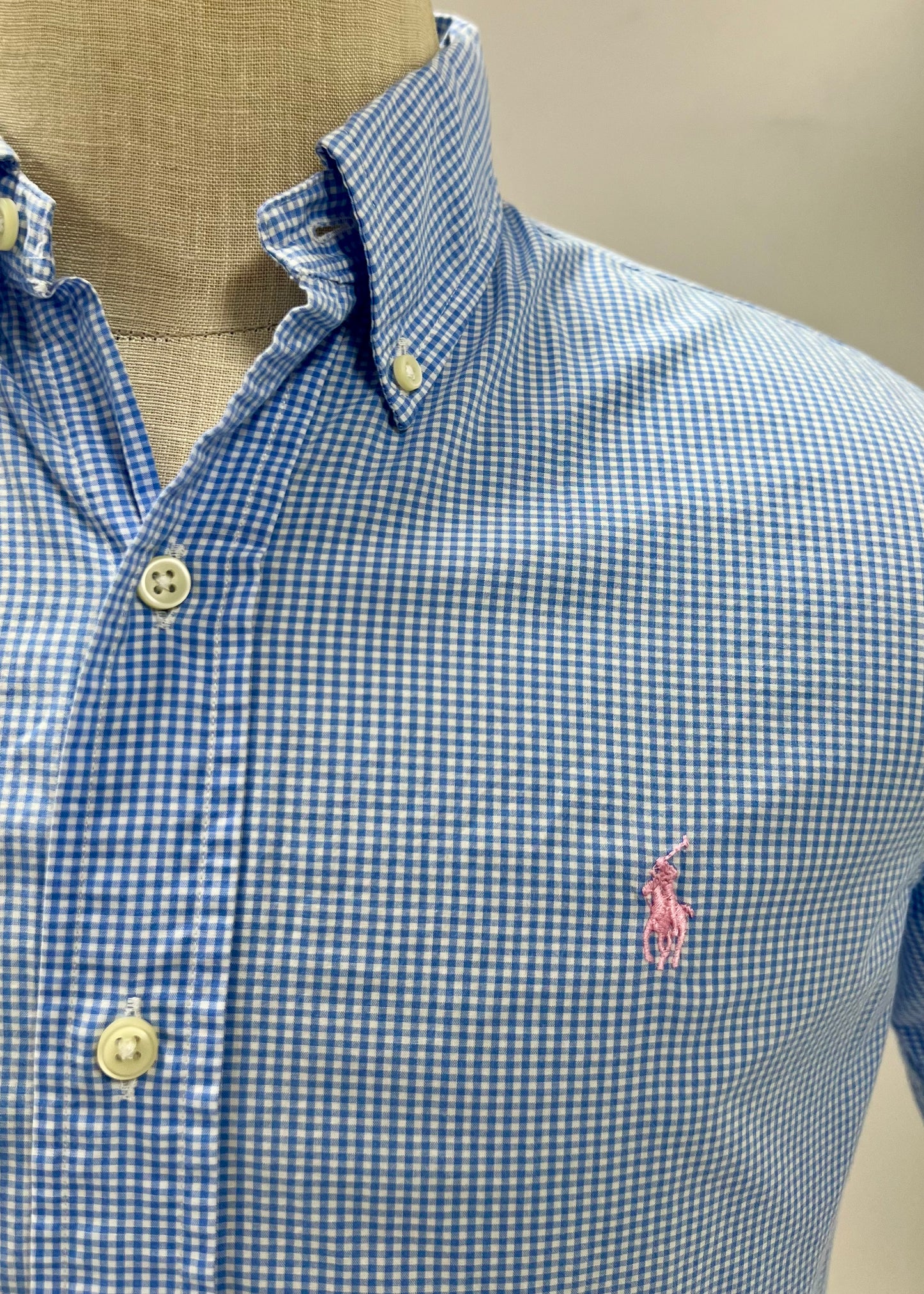 Camisa Polo Ralph Lauren 🏇🏼 con patrón de cuadros finos en celeste y blanco Talla S Entalle Regular