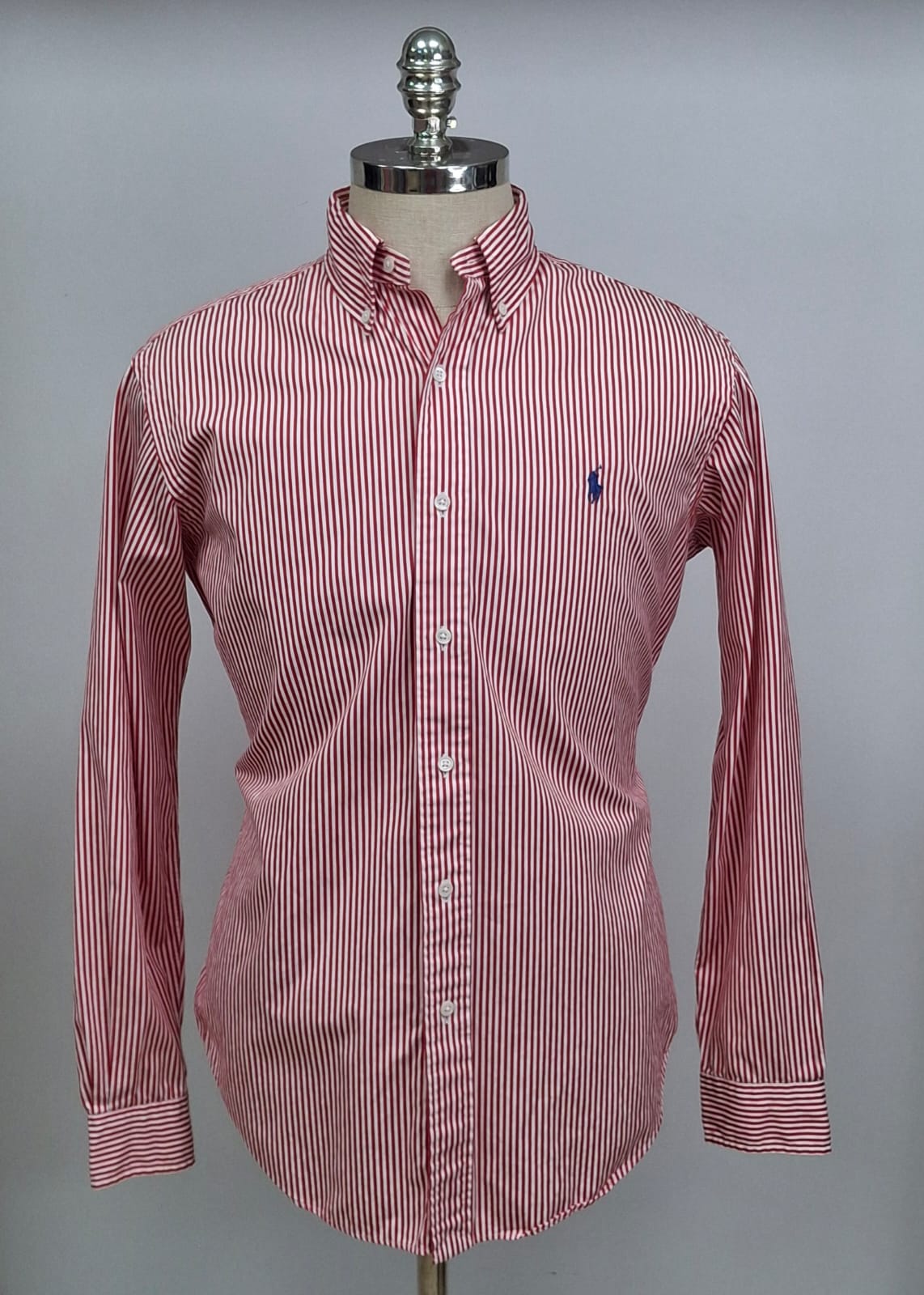 Camisa Polo Ralph Lauren 🏇🏼 con patron de rayas en color rojo y blanco Talla M Entalle Clásico