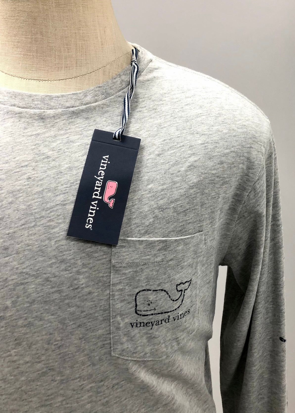 Camiseta cuello redondo Vineyard Vines 🐳 color gris claro con Diseño de ballena en azul navy Talla M