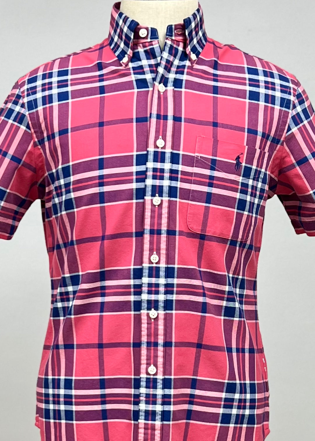 Camisa Polo Ralph Lauren 🏇🏼 color rosado magenta de cuadros tartán en color azul y blanco Talla S Entalle Regular